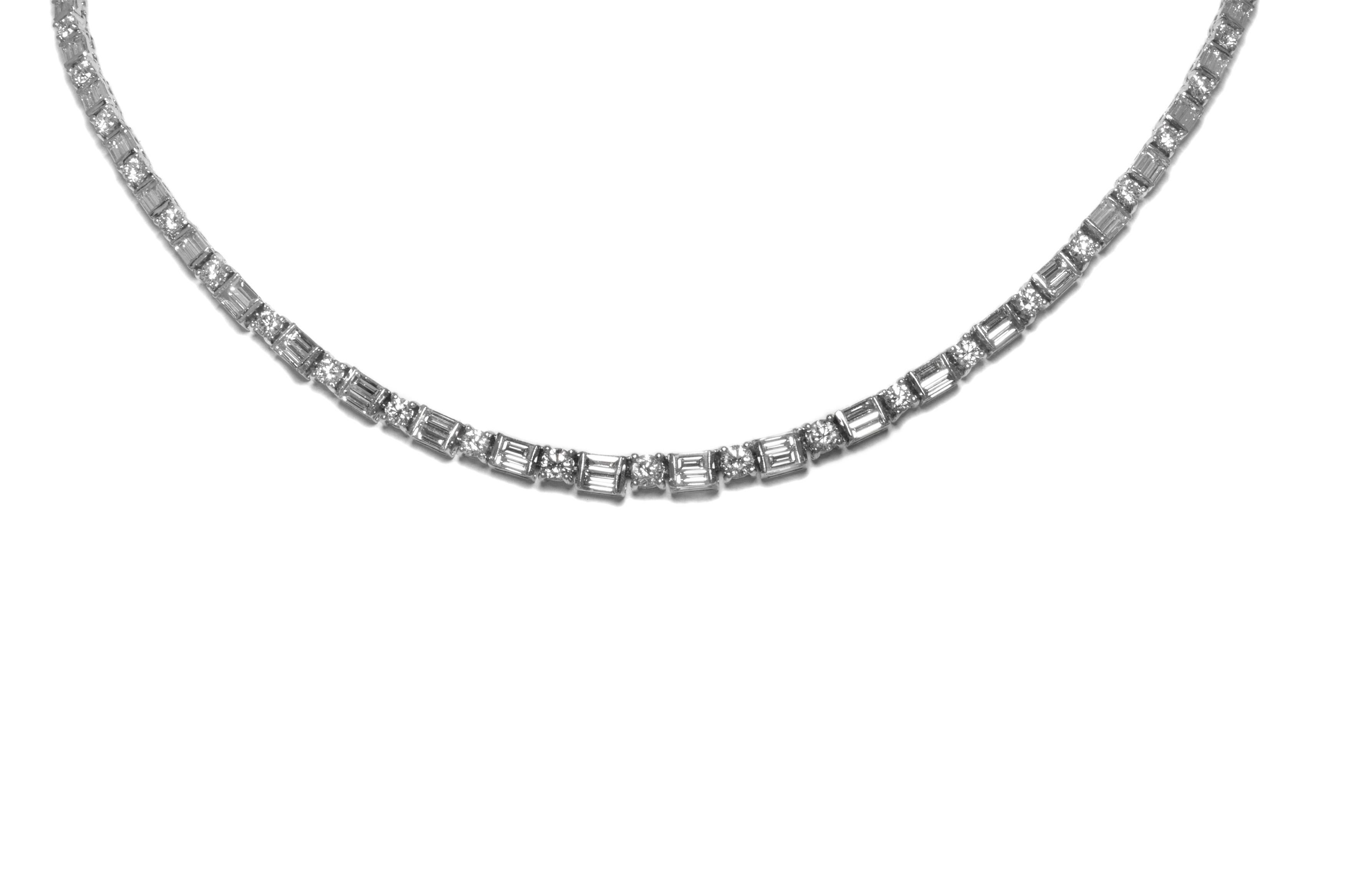 Finement réalisée en platine avec des diamants ronds de taille brillant et baguette pesant au total 11,04 carats.
15 3/4 pouces de long