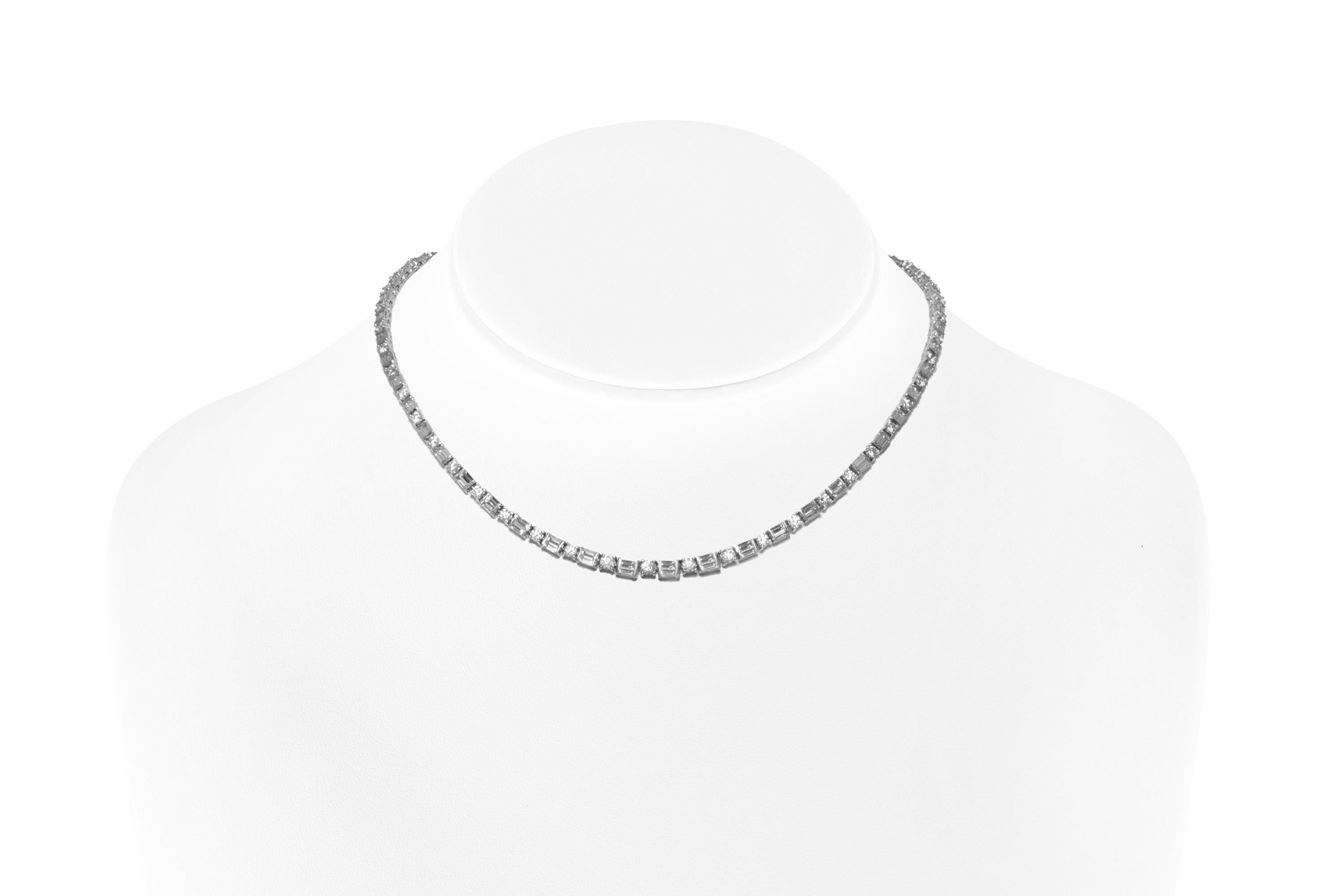 Taille ronde Collier tennis avec diamants taille ronde et baguette alternés de 11,04 carats en vente