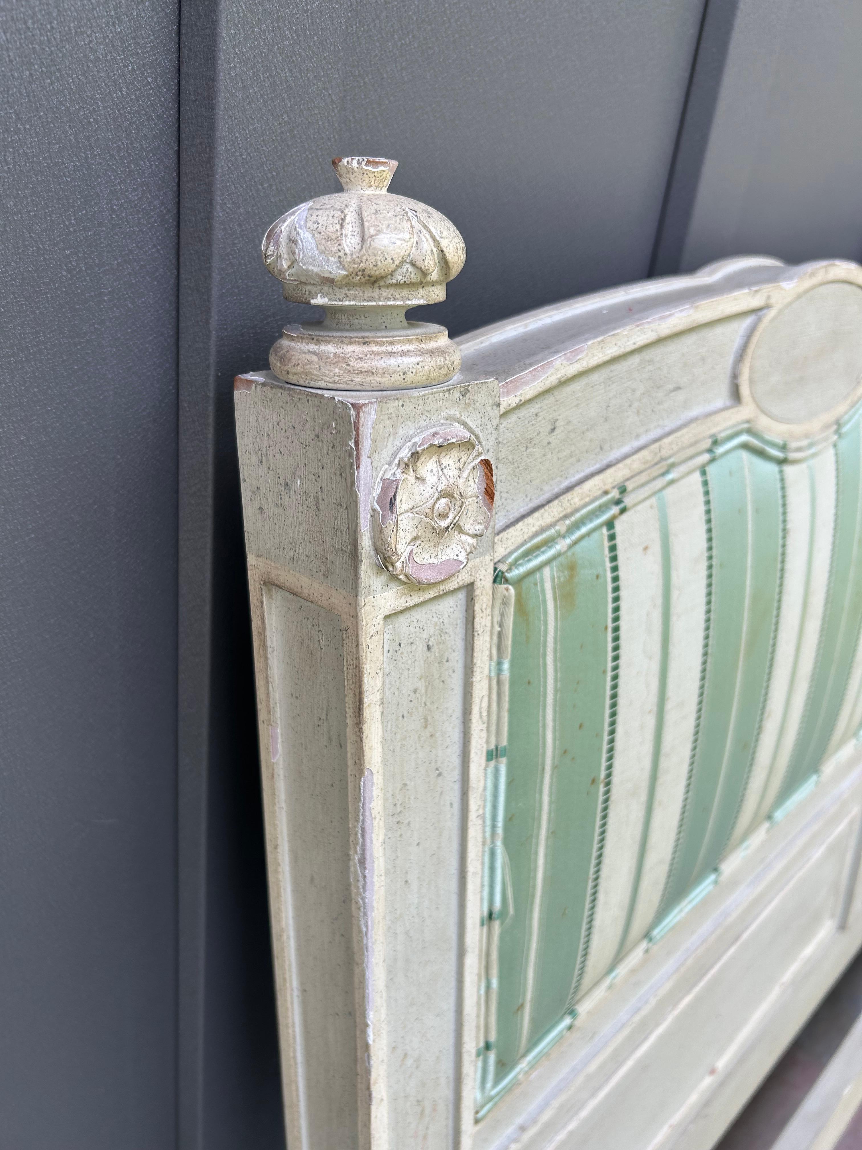 Americano Stupenda testiera king size imbottita in stile Dorothy Draper, metà del secolo scorso. in vendita