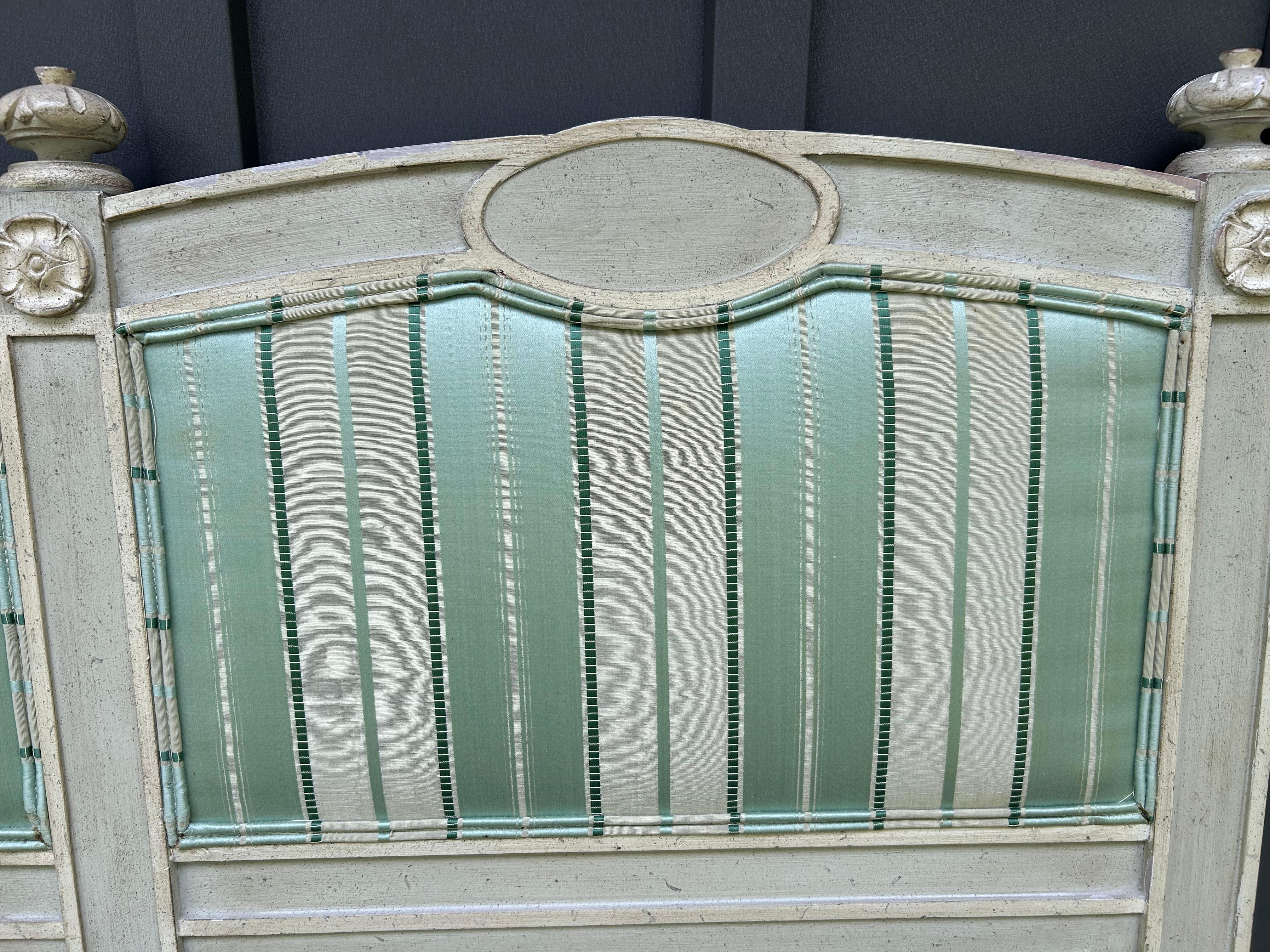 Tappezzeria Stupenda testiera king size imbottita in stile Dorothy Draper, metà del secolo scorso. in vendita
