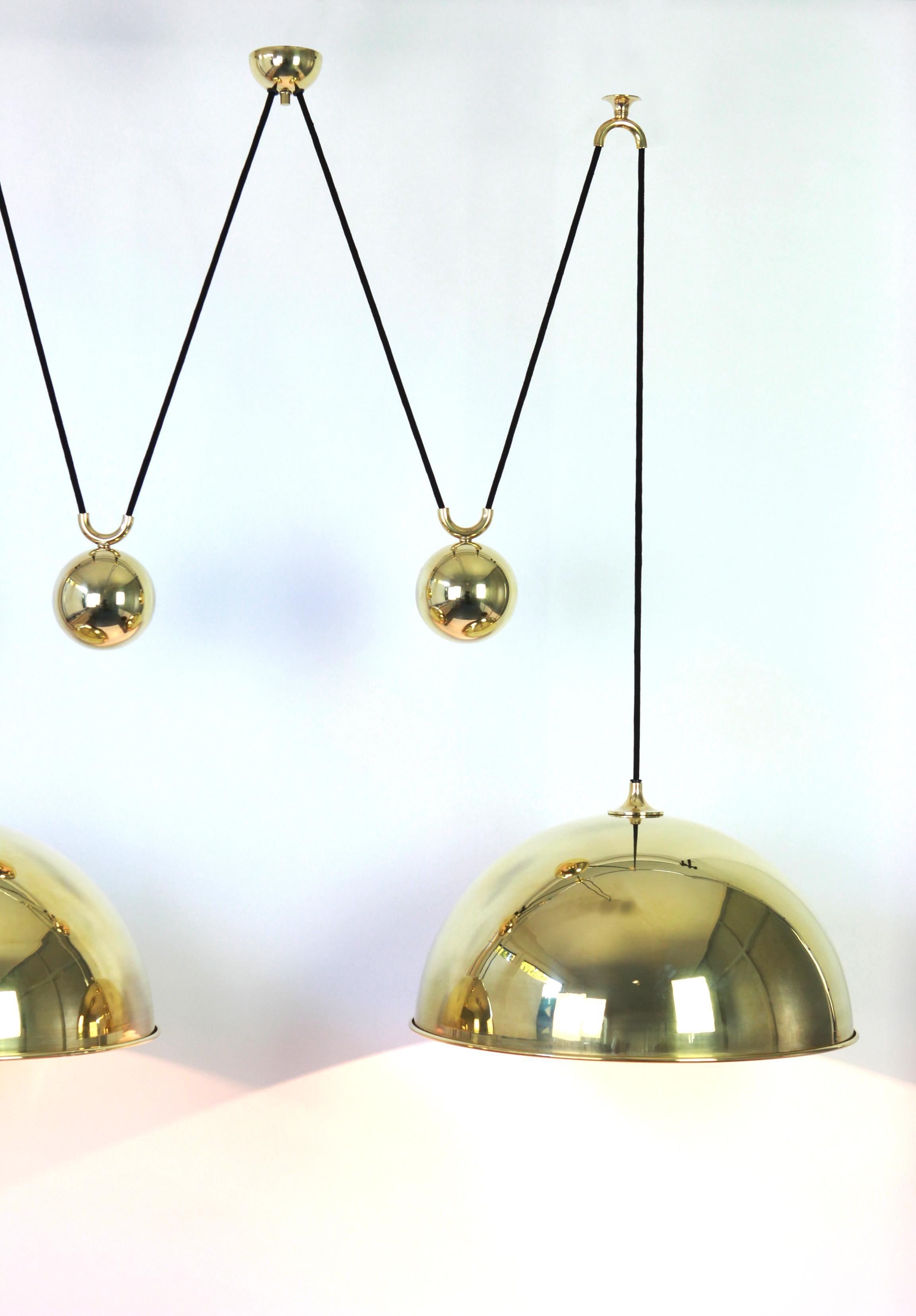 Mid-Century Modern Superbe pendentif double en laiton avec contrepoids réglable de Florian Schulz en vente