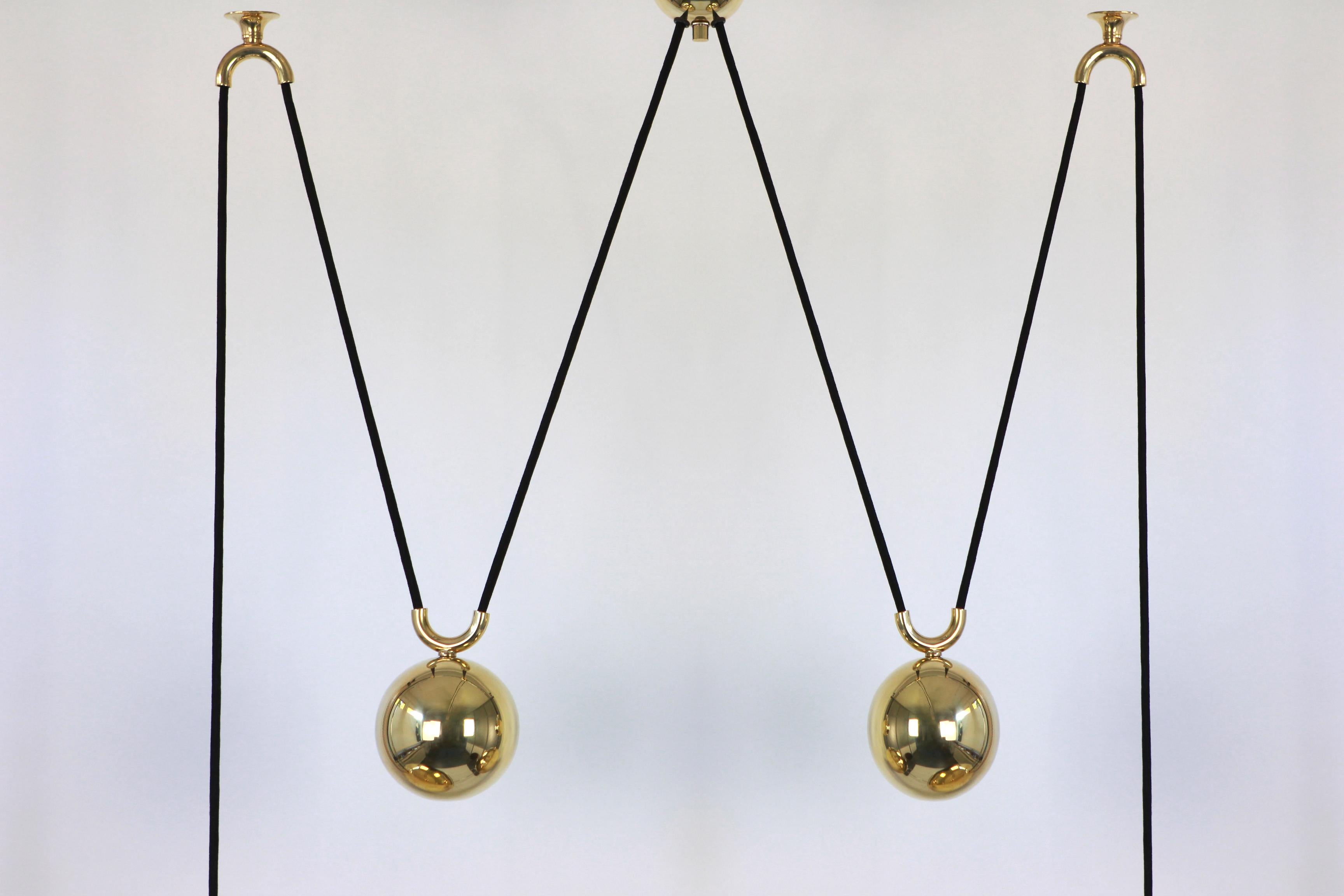 Superbe pendentif double en laiton avec contrepoids réglable de Florian Schulz Bon état - En vente à Aachen, NRW