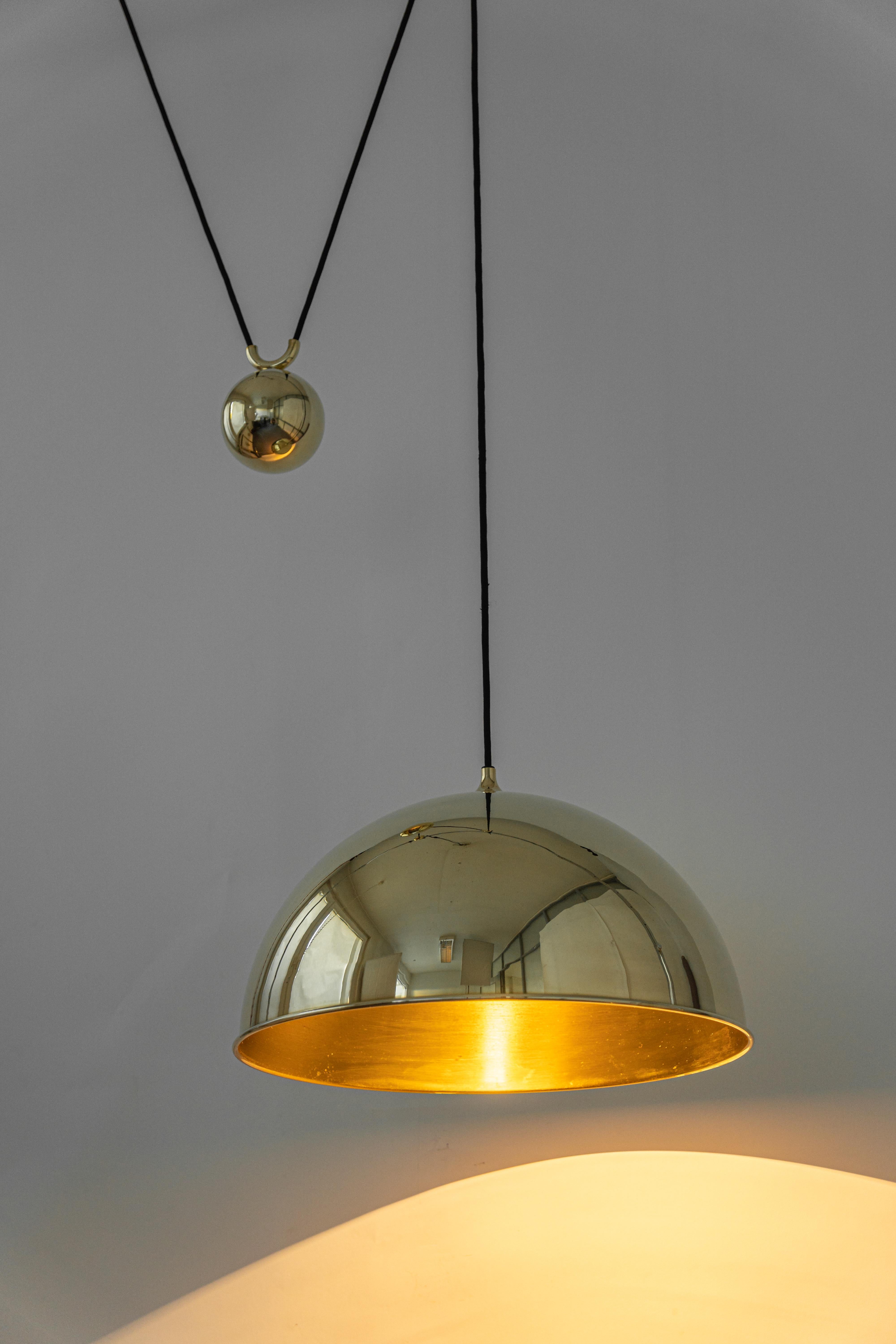 Laiton Superbe pendentif double en laiton avec contrepoids réglable de Florian Schulz en vente