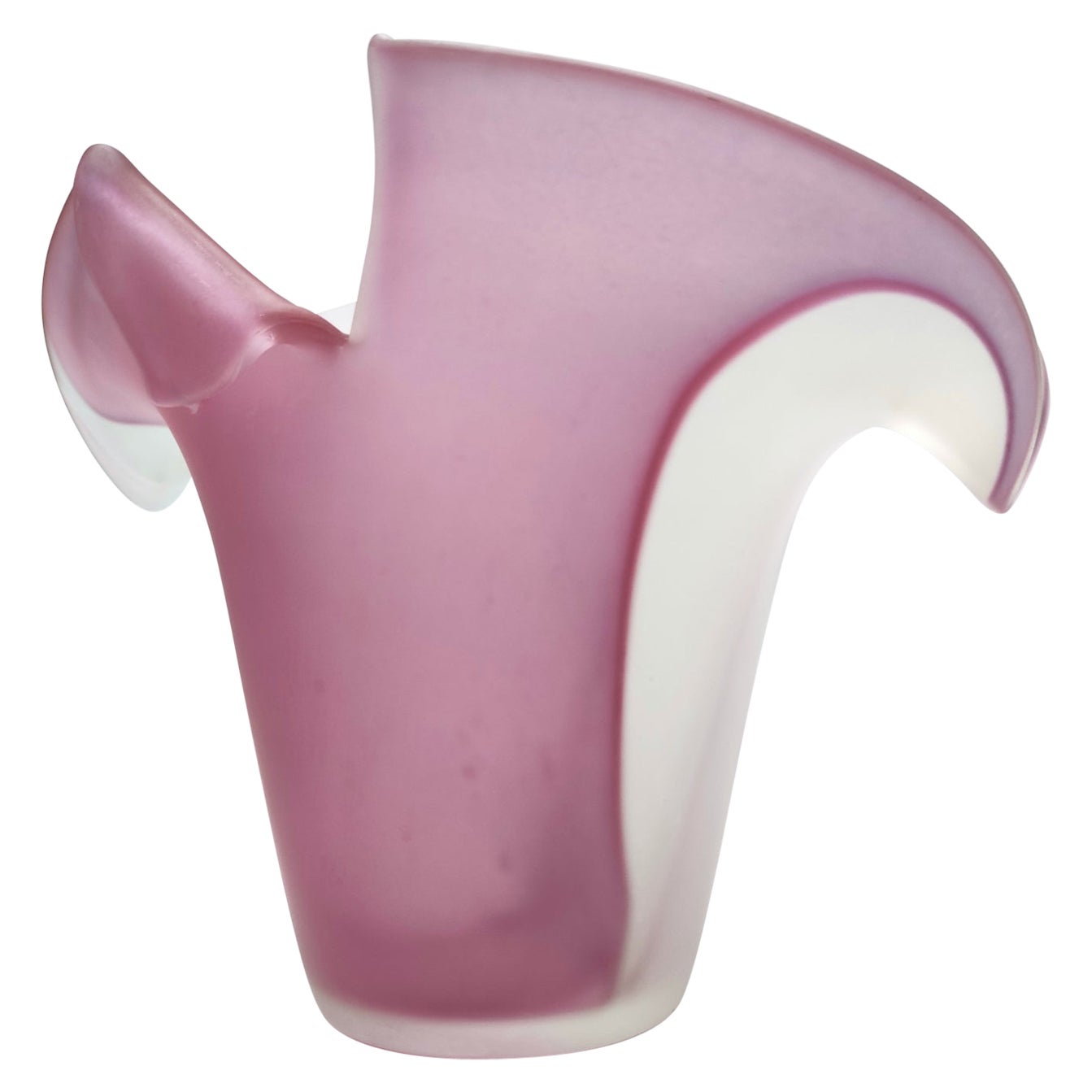Hergestellt in Italien, 1980er Jahre. 
Diese Vase ist aus geätztem, transparentem, weißem und rosa Muranoglas gefertigt. 
Da es sich um einen Vintage-Artikel handelt, kann er leichte Gebrauchsspuren aufweisen, befindet sich aber in einem