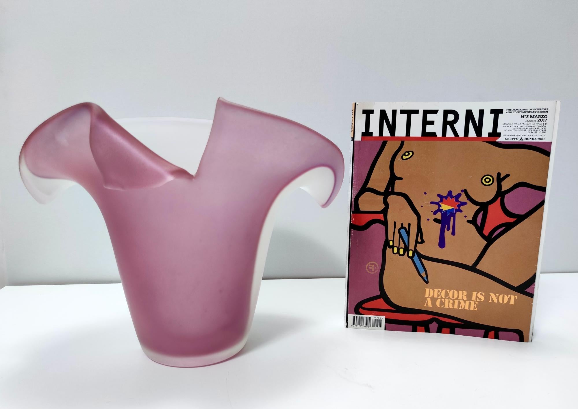 Fabriqué en Italie, années 1980. 
Ce vase est réalisé en verre de Murano gravé, transparent, blanc et rose. 
Il s'agit d'un article vintage, qui peut donc présenter de légères traces d'utilisation, mais qui peut être considéré comme étant en