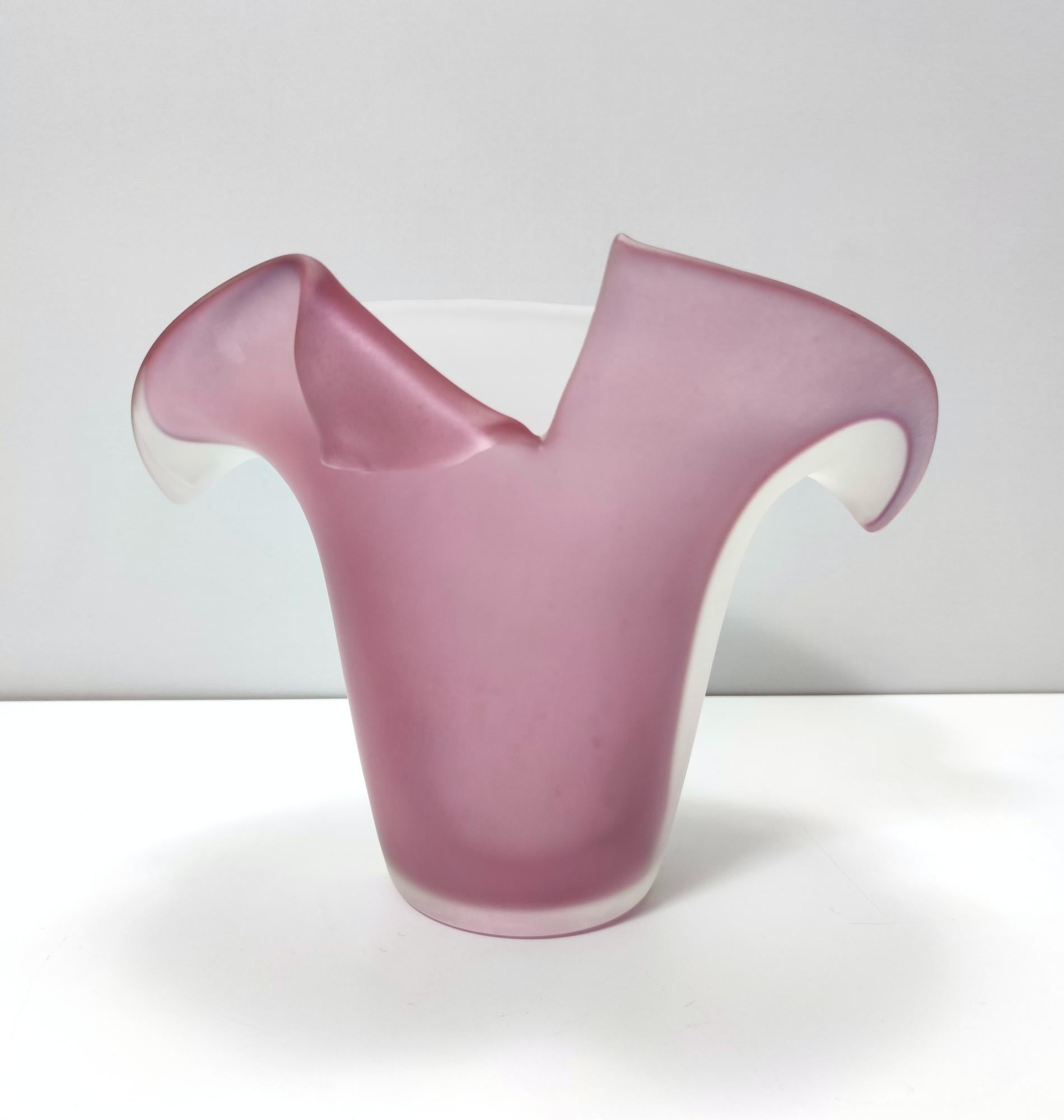 Postmoderne Superbe vase en verre de Murano gravé blanc et rose, Italie, années 1980 en vente