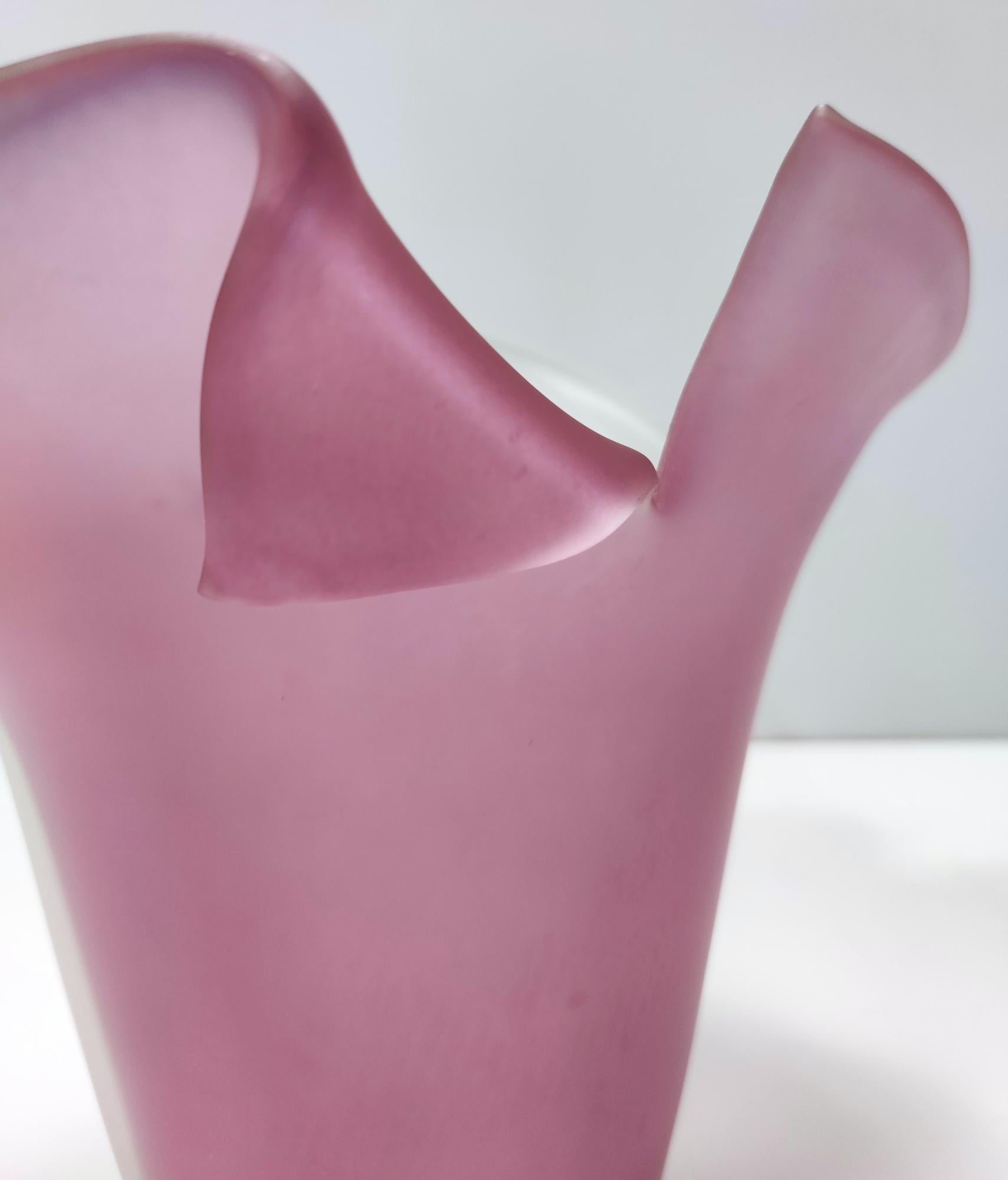 Impresionante jarrón de cristal de Murano grabado de doble color blanco y rosa, Italia, años 80 en venta 1