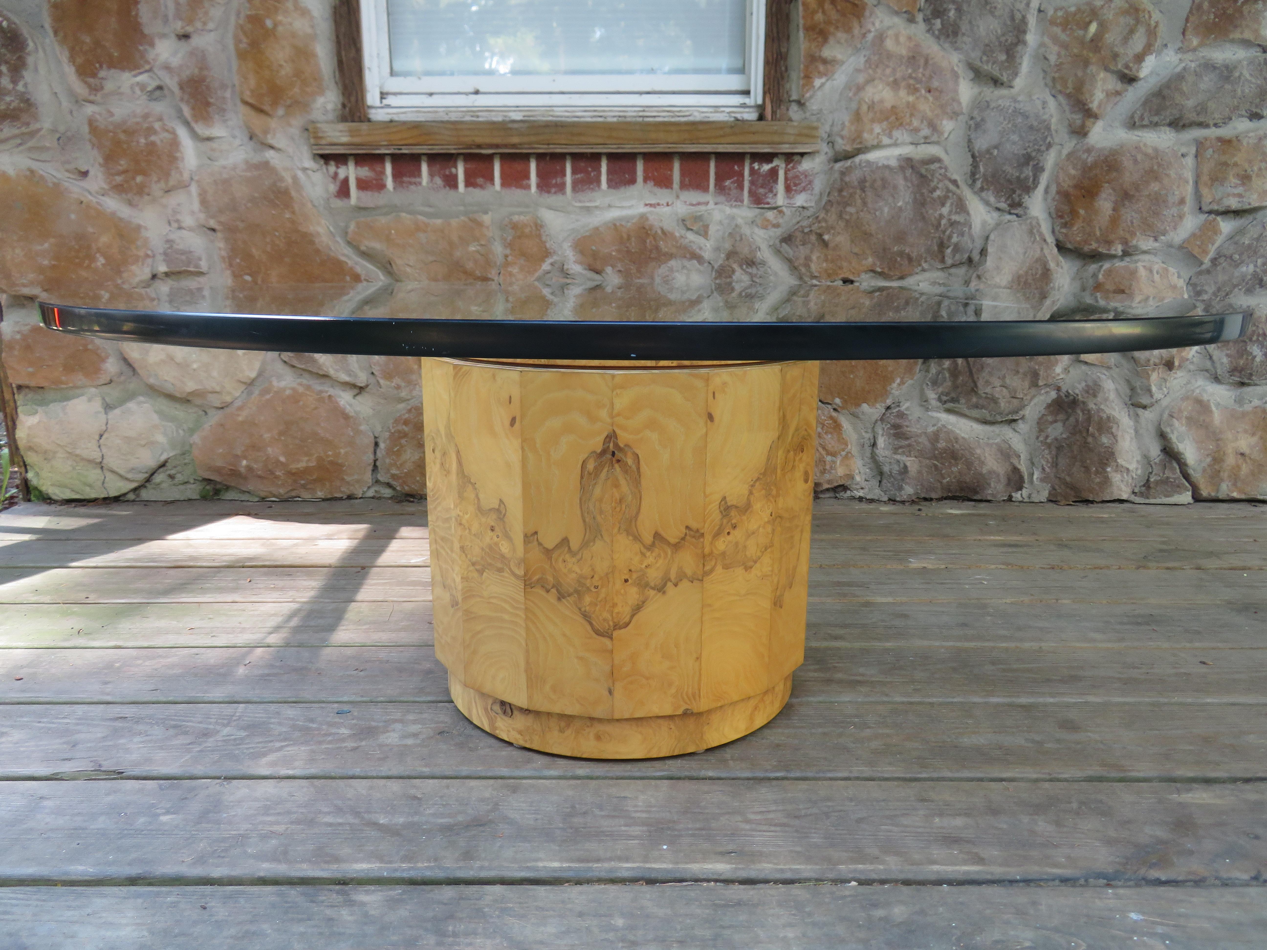 Atemberaubender achteckiger Säulentisch aus genopptem Olivenholz von Dunbar Edward Wormley, der eine dicke runde Glasplatte trägt.
Dieser Tisch misst: 42 im Durchmesser x 17 in der Höhe, Glas .75 Zoll dick.