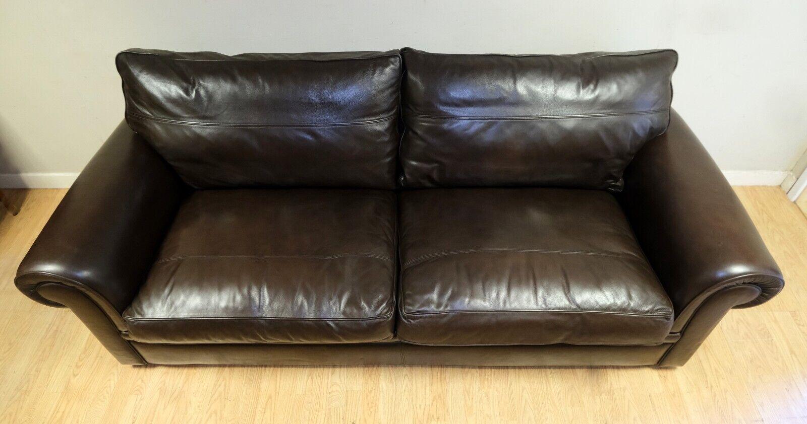 Mid-Century Modern STUNNiNG DURESTA GARRICK THREE SEATER BROWN LEATHER SOFA ON CLASSIC SCROLL ARMS For Sale