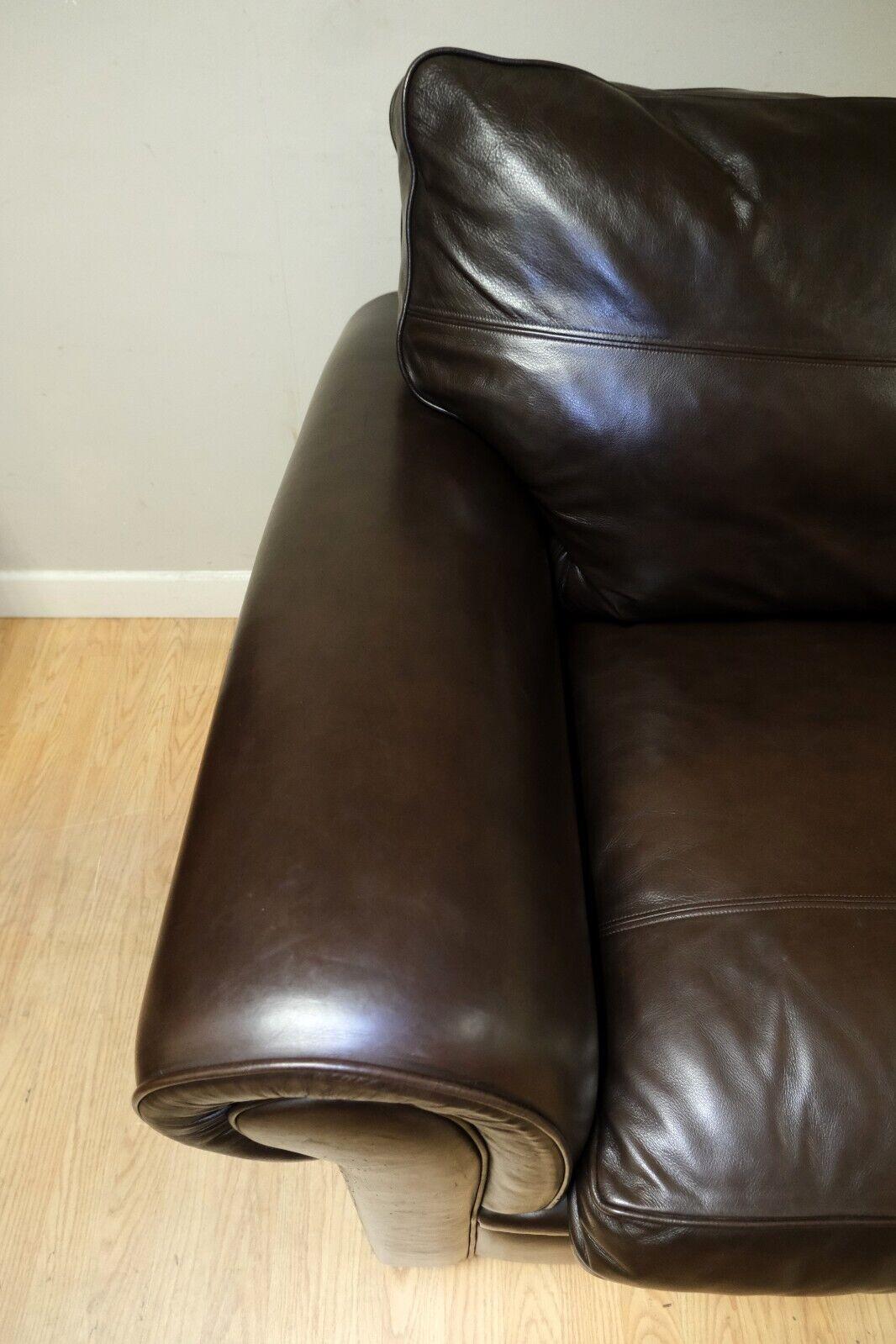 20th Century STUNNiNG DURESTA GARRICK THREE SEATER BROWN LEATHER SOFA ON CLASSIC SCROLL ARMS For Sale