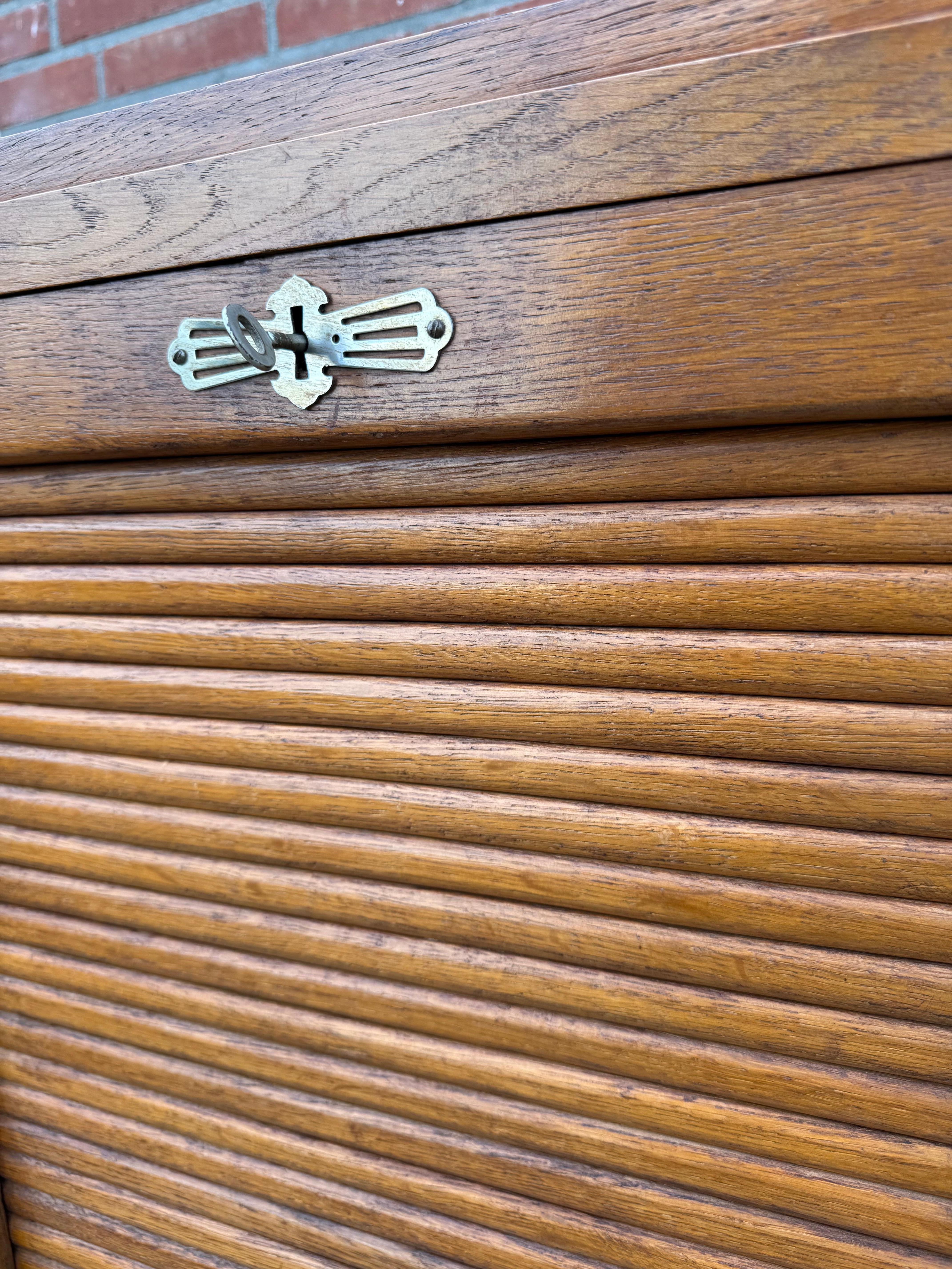 Splendido schedario olandese in stile Art Deco con porta a rullo e 8 ripiani perfetti in vendita 2