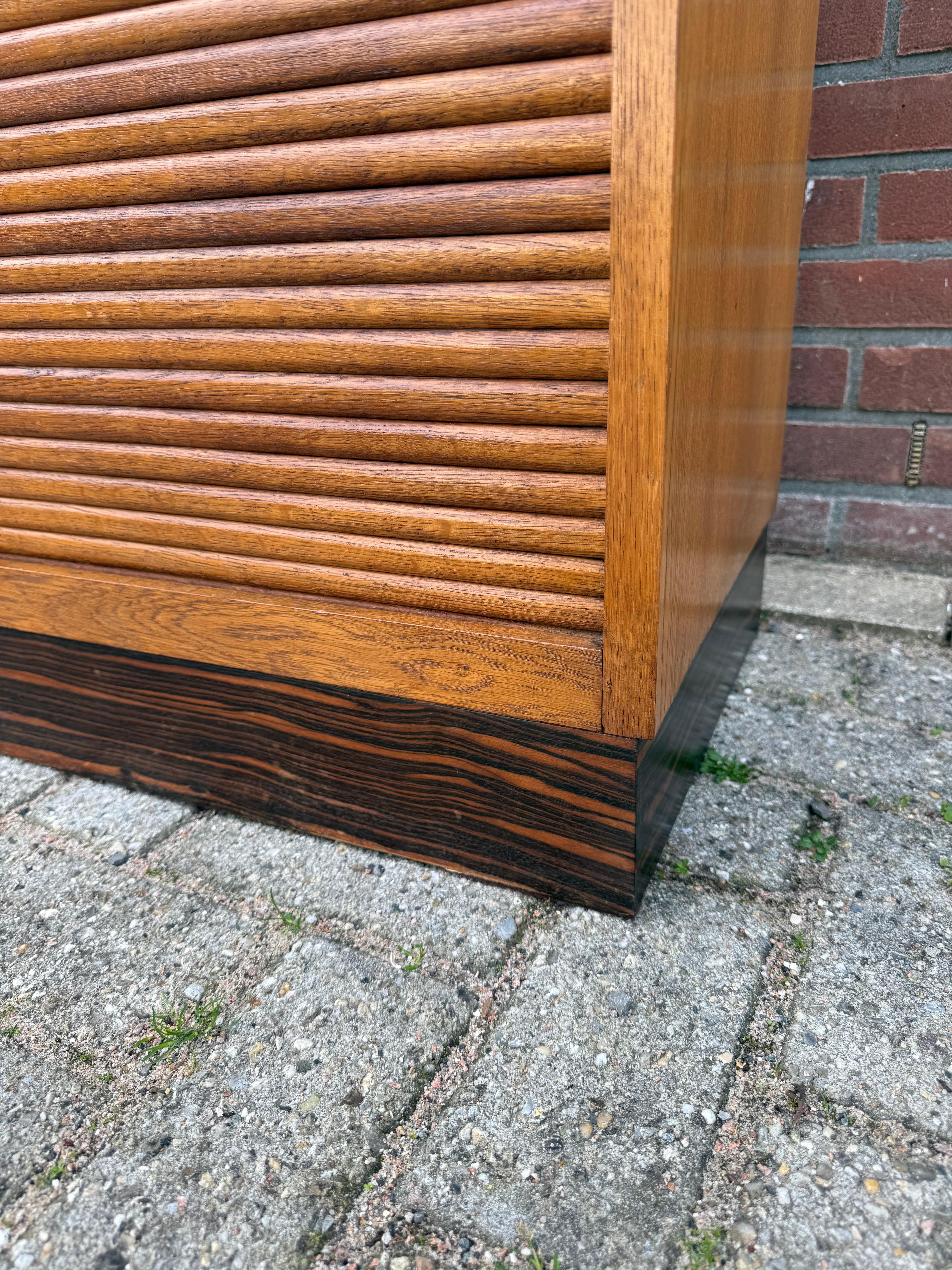 Splendido schedario olandese in stile Art Deco con porta a rullo e 8 ripiani perfetti in vendita 5