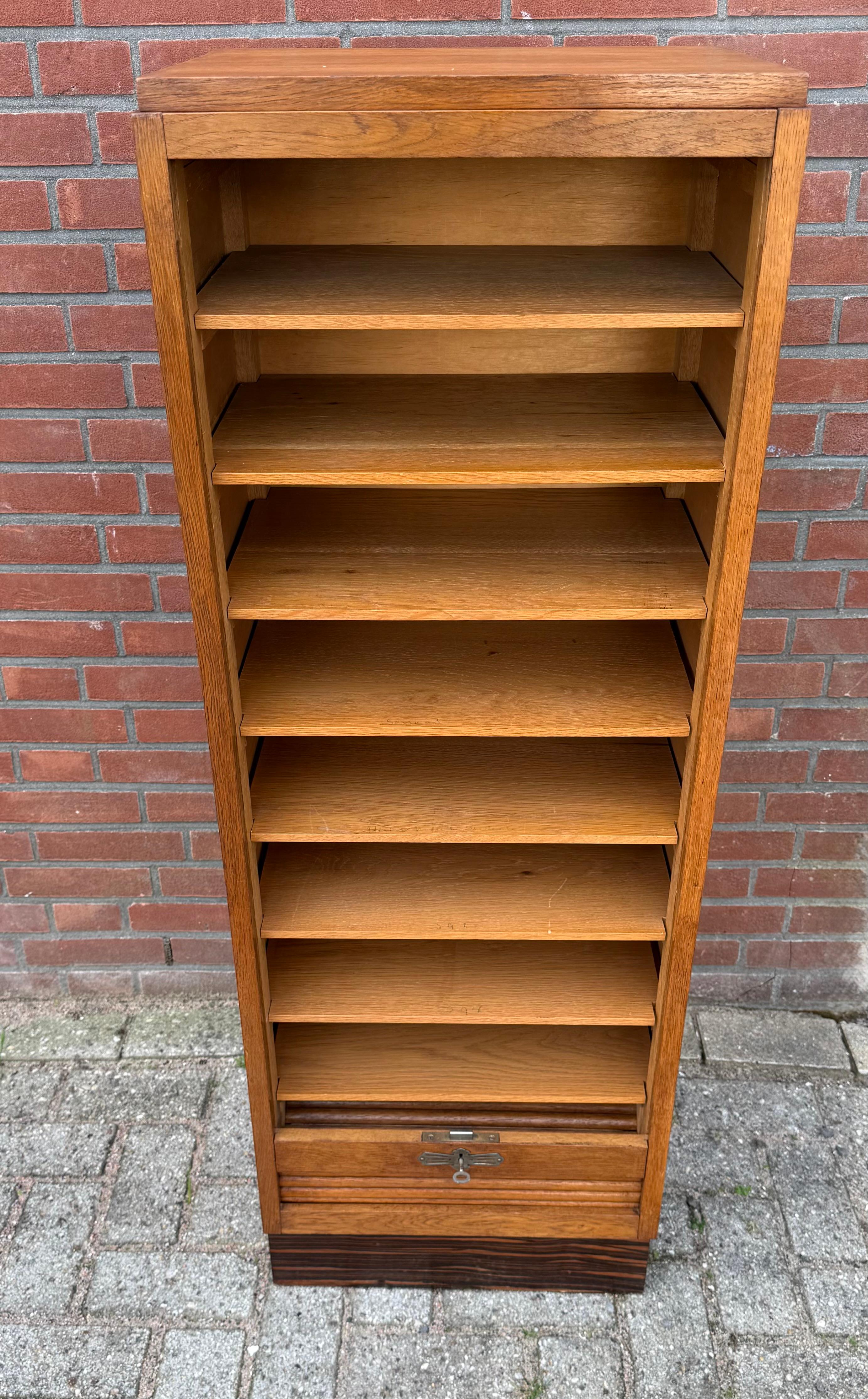 Splendido schedario olandese in stile Art Deco con porta a rullo e 8 ripiani perfetti in vendita 6