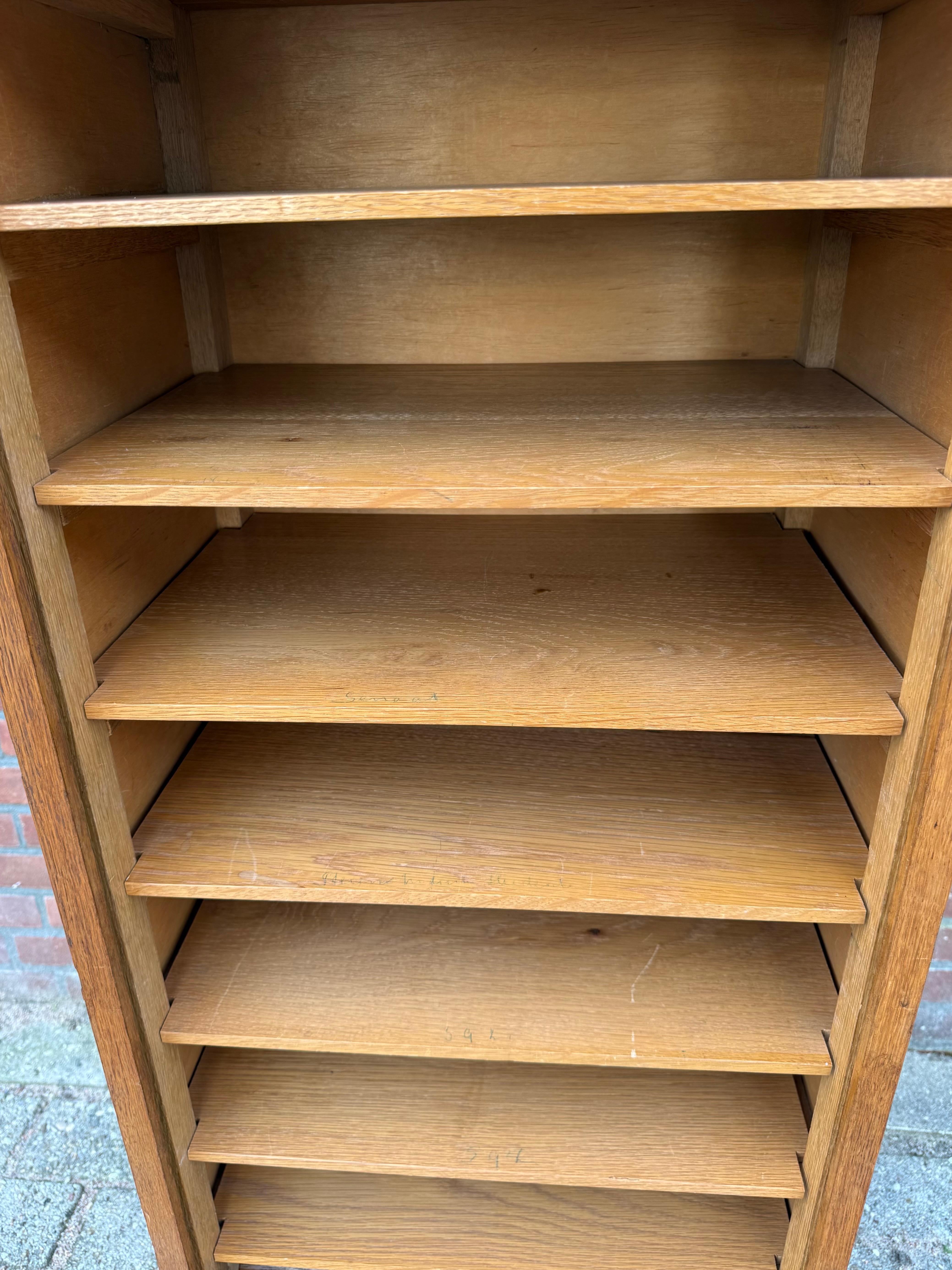 Splendido schedario olandese in stile Art Deco con porta a rullo e 8 ripiani perfetti in vendita 8