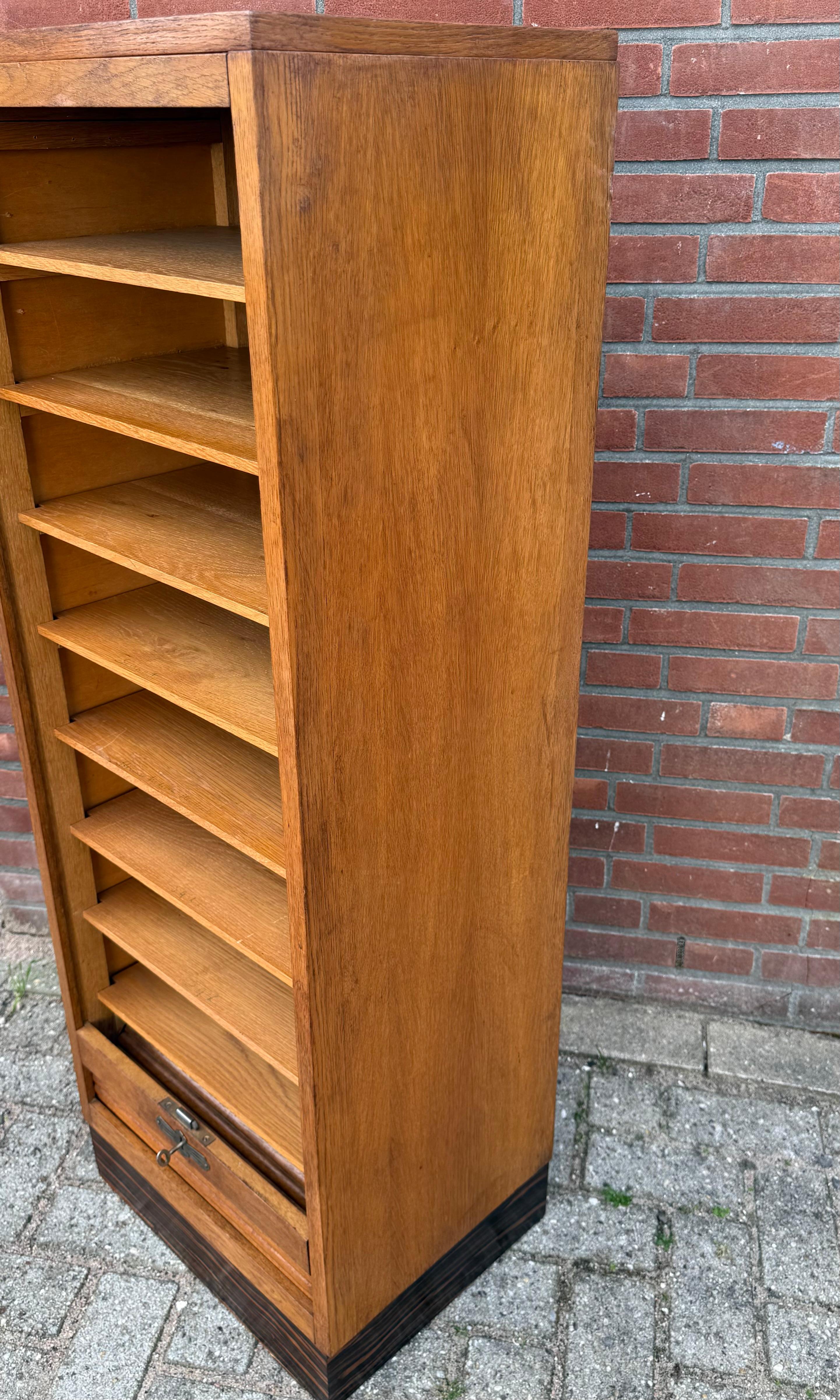 Splendido schedario olandese in stile Art Deco con porta a rullo e 8 ripiani perfetti in vendita 11