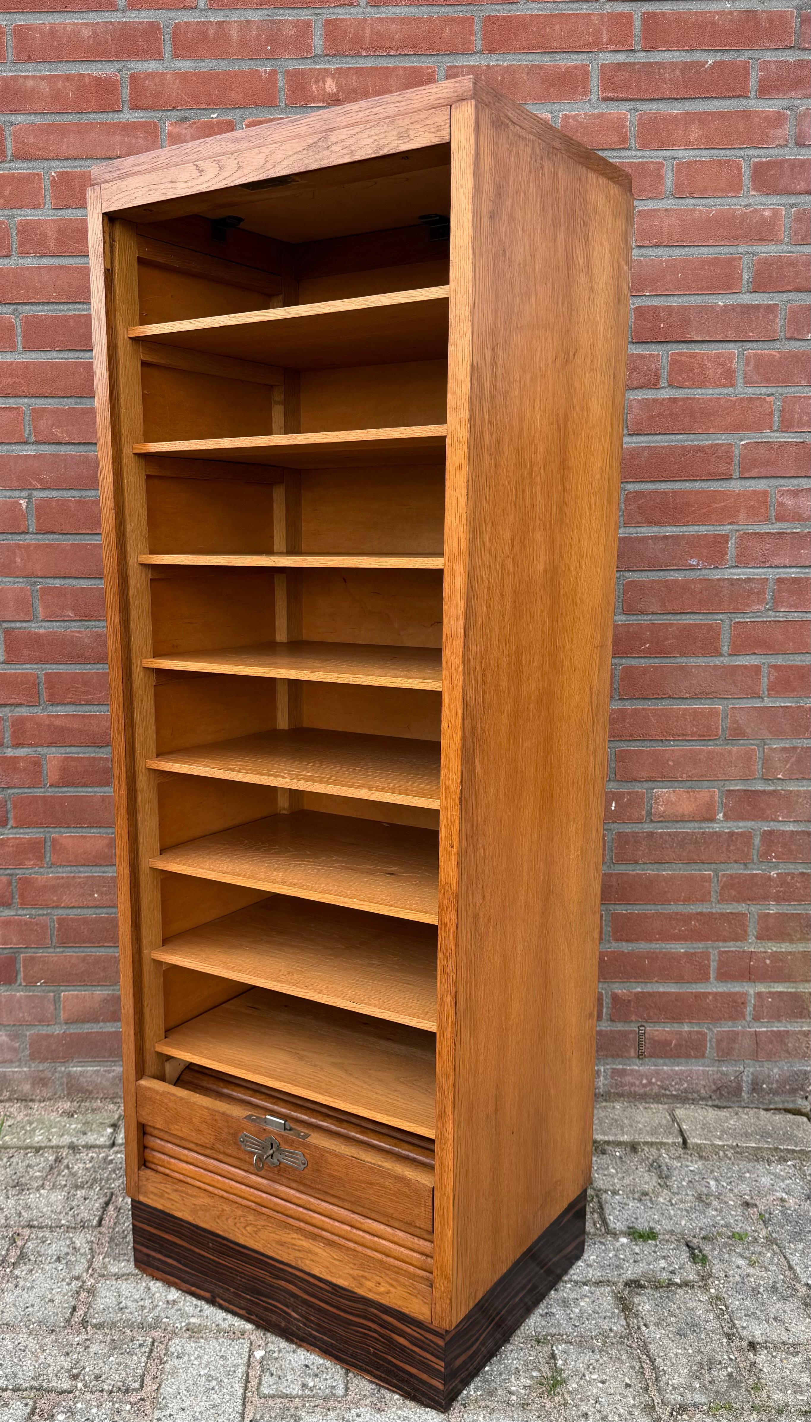 Uno schedario di qualità e condizioni da museo, di epoca Art Déco.

Questo schedario olandese è un altro ottimo esempio dell'artigianato di qualità superiore e dei mobili prodotti all'inizio del XX secolo. Il suo design angolare in stile Art Déco e