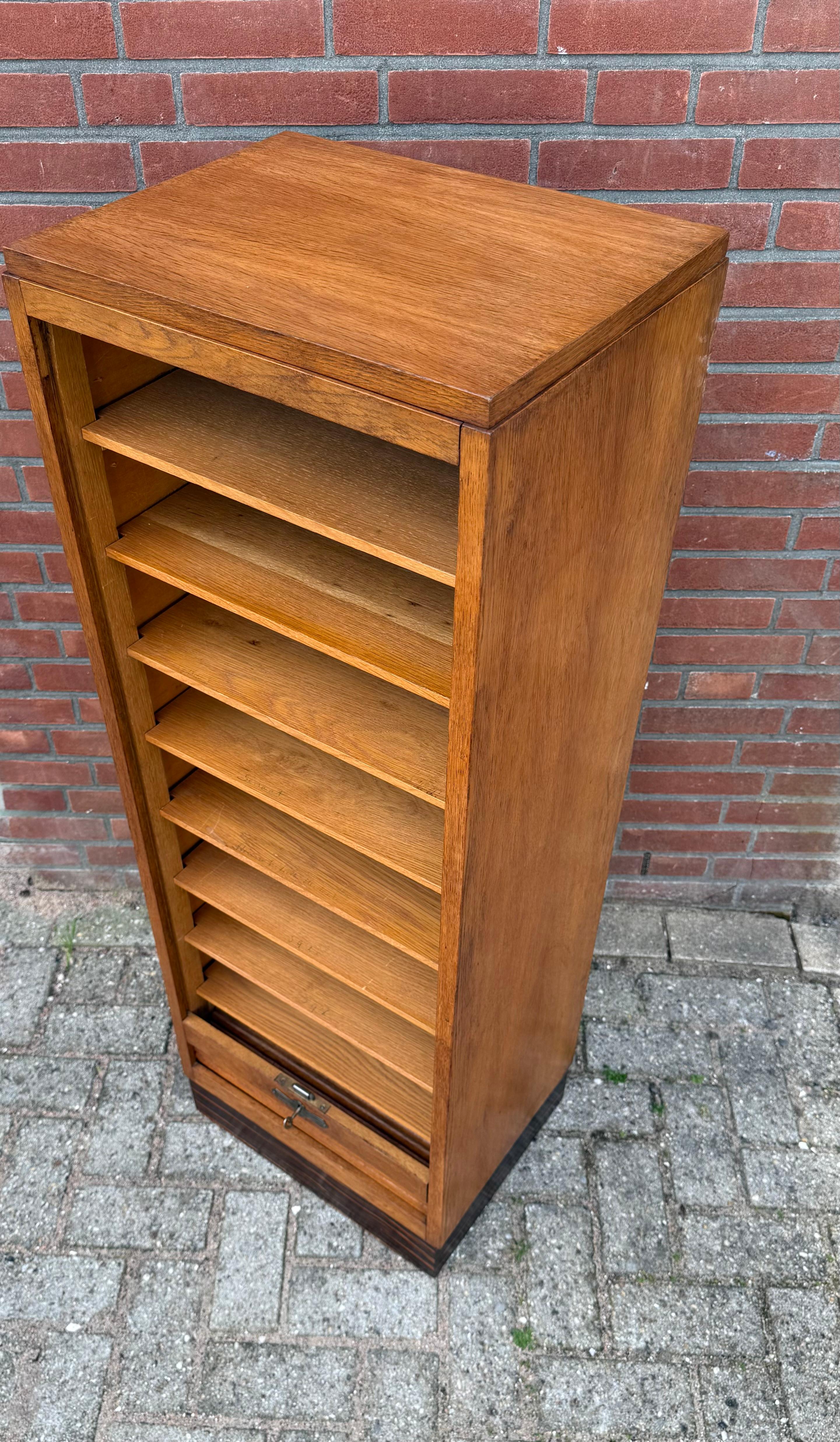 Splendido schedario olandese in stile Art Deco con porta a rullo e 8 ripiani perfetti in vendita 12