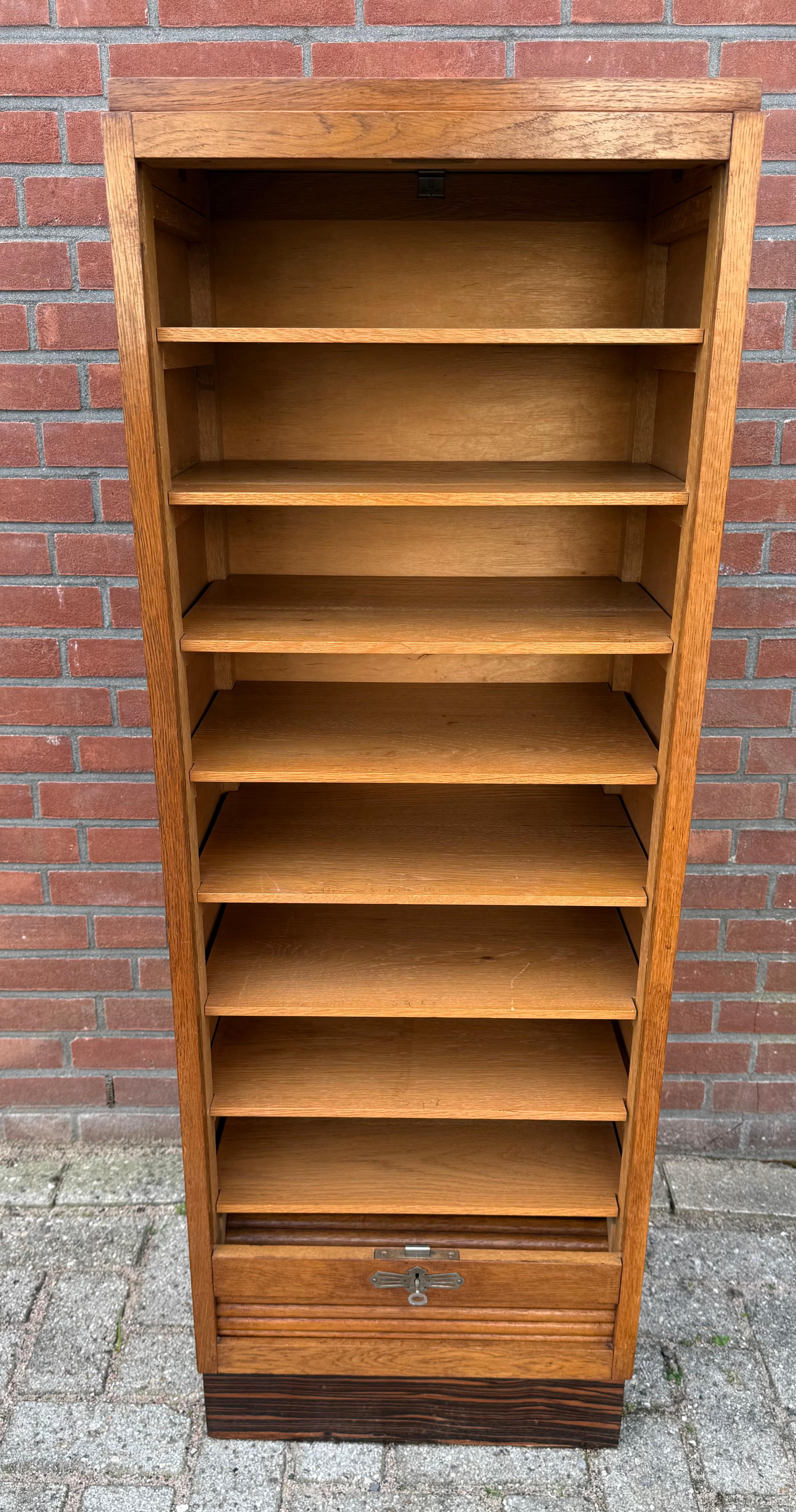 Art Déco Splendido schedario olandese in stile Art Deco con porta a rullo e 8 ripiani perfetti in vendita