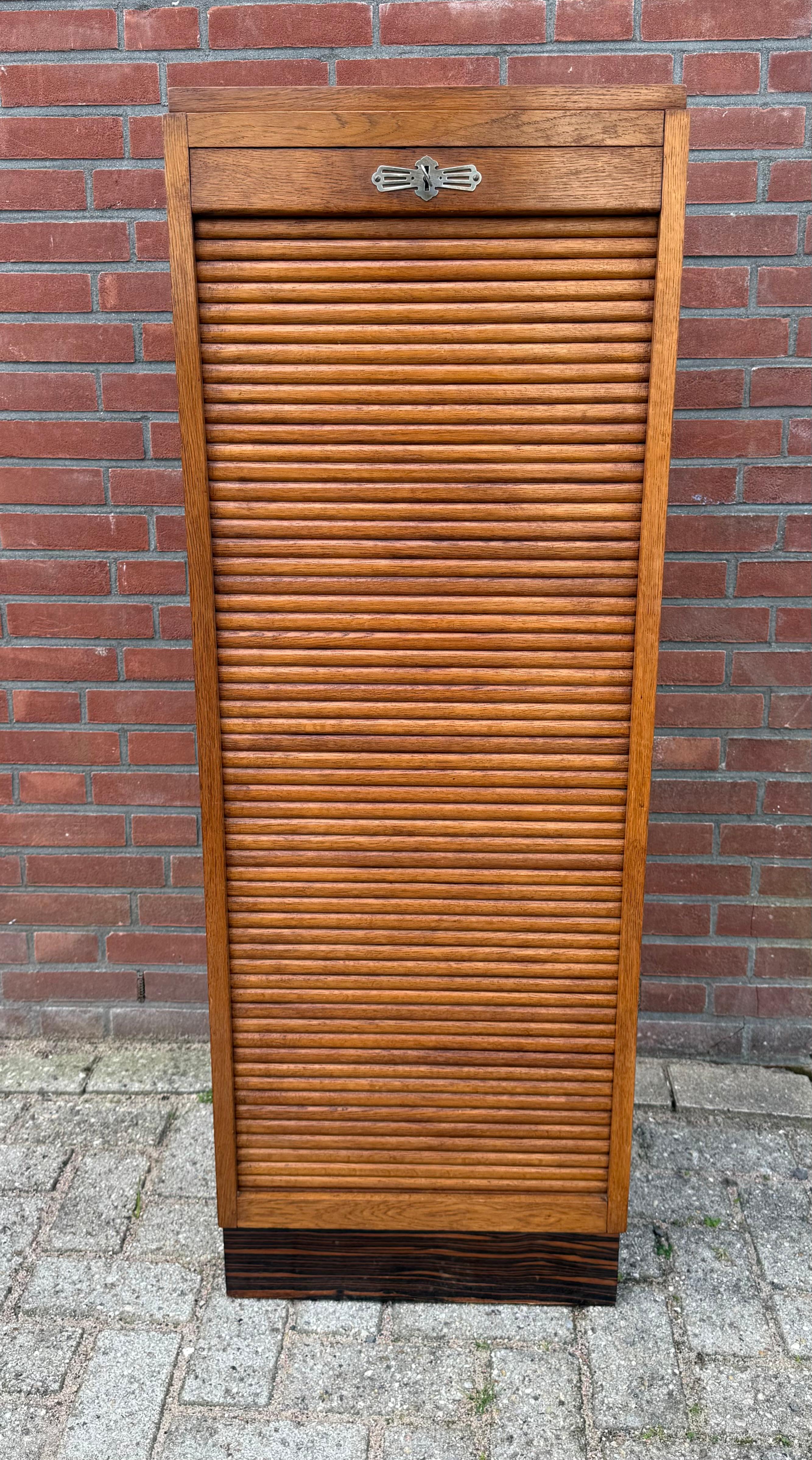 Fatto a mano Splendido schedario olandese in stile Art Deco con porta a rullo e 8 ripiani perfetti in vendita