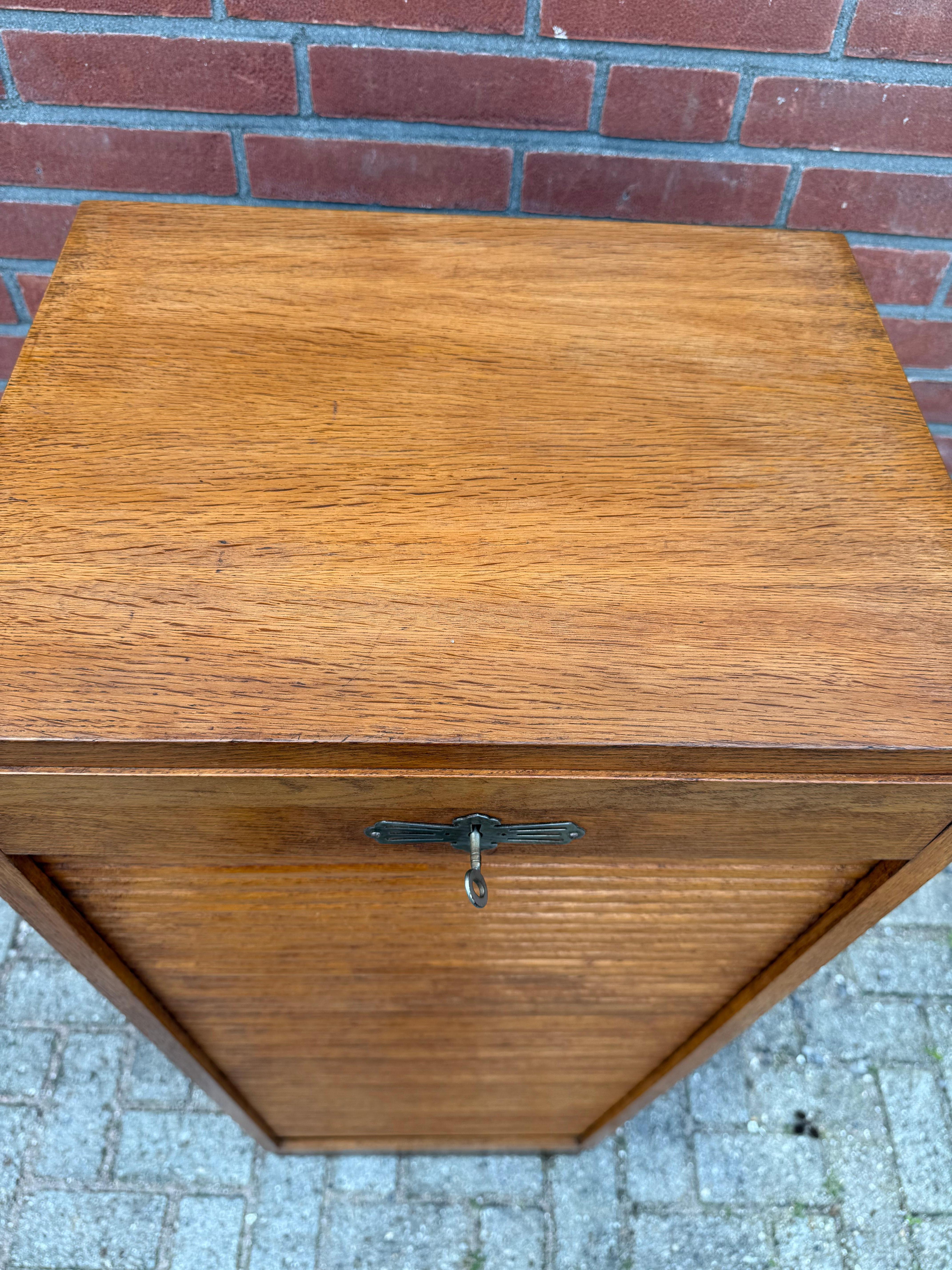 Splendido schedario olandese in stile Art Deco con porta a rullo e 8 ripiani perfetti In condizioni buone in vendita a Lisse, NL