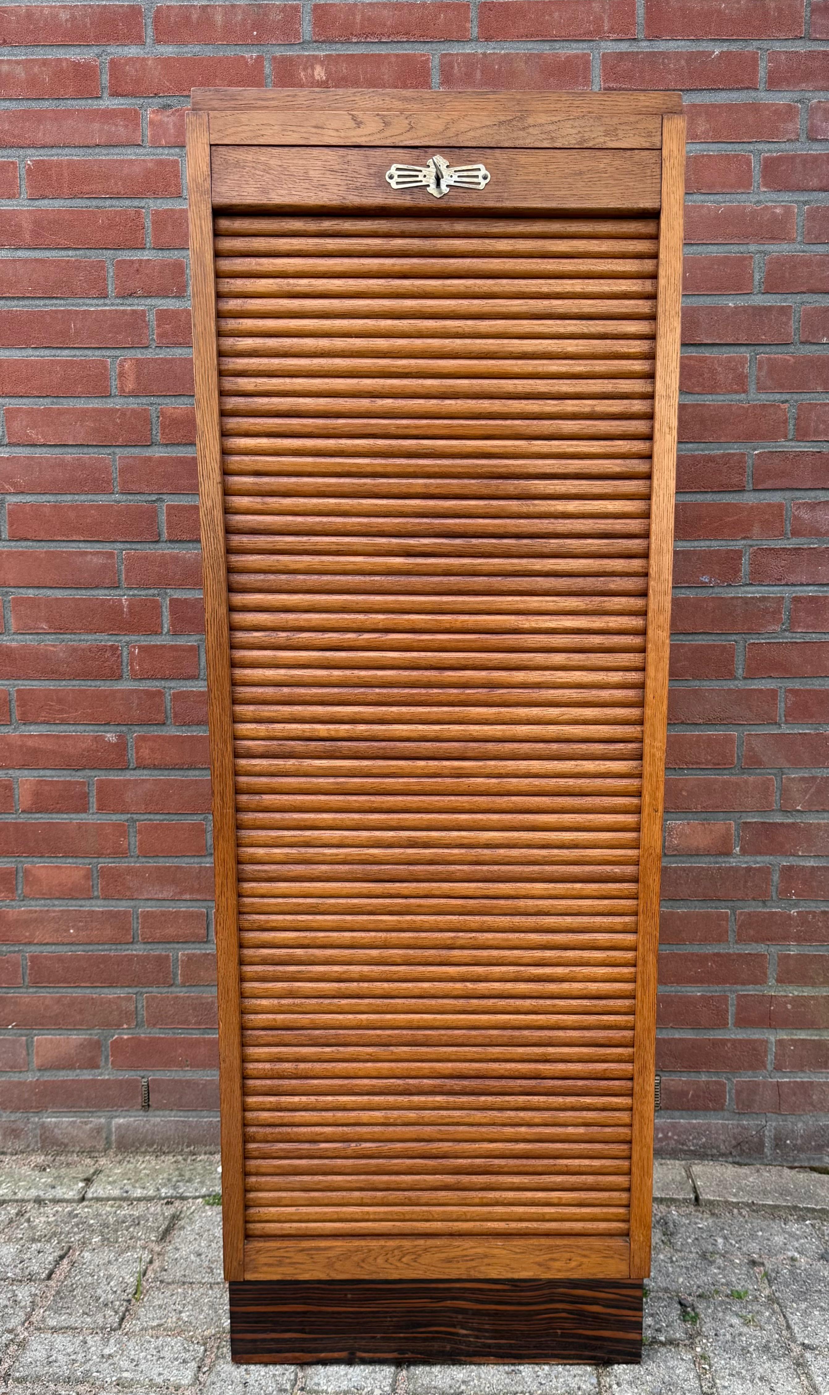 XX secolo Splendido schedario olandese in stile Art Deco con porta a rullo e 8 ripiani perfetti in vendita