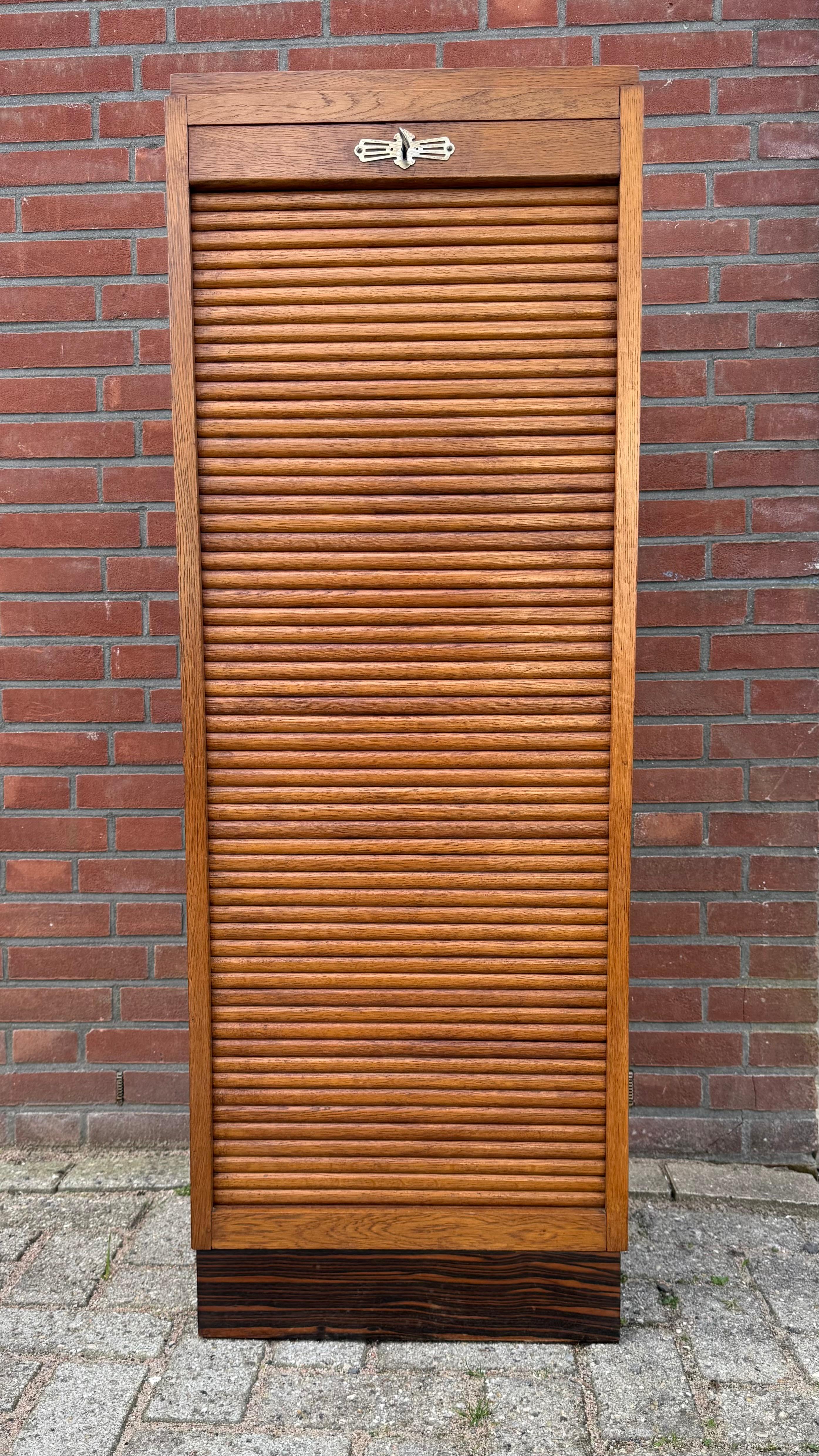 Ottone Splendido schedario olandese in stile Art Deco con porta a rullo e 8 ripiani perfetti in vendita