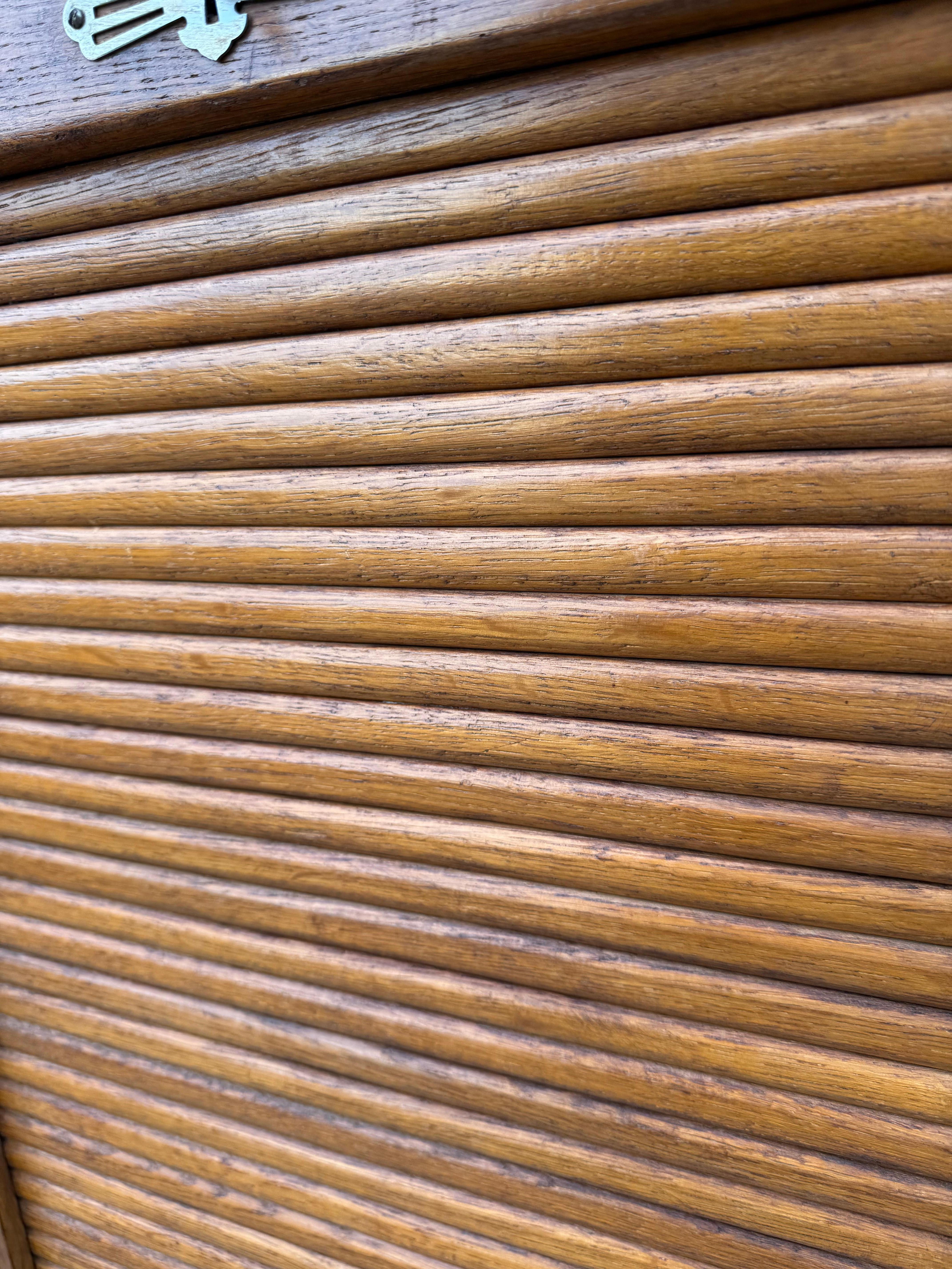 Splendido schedario olandese in stile Art Deco con porta a rullo e 8 ripiani perfetti in vendita 1