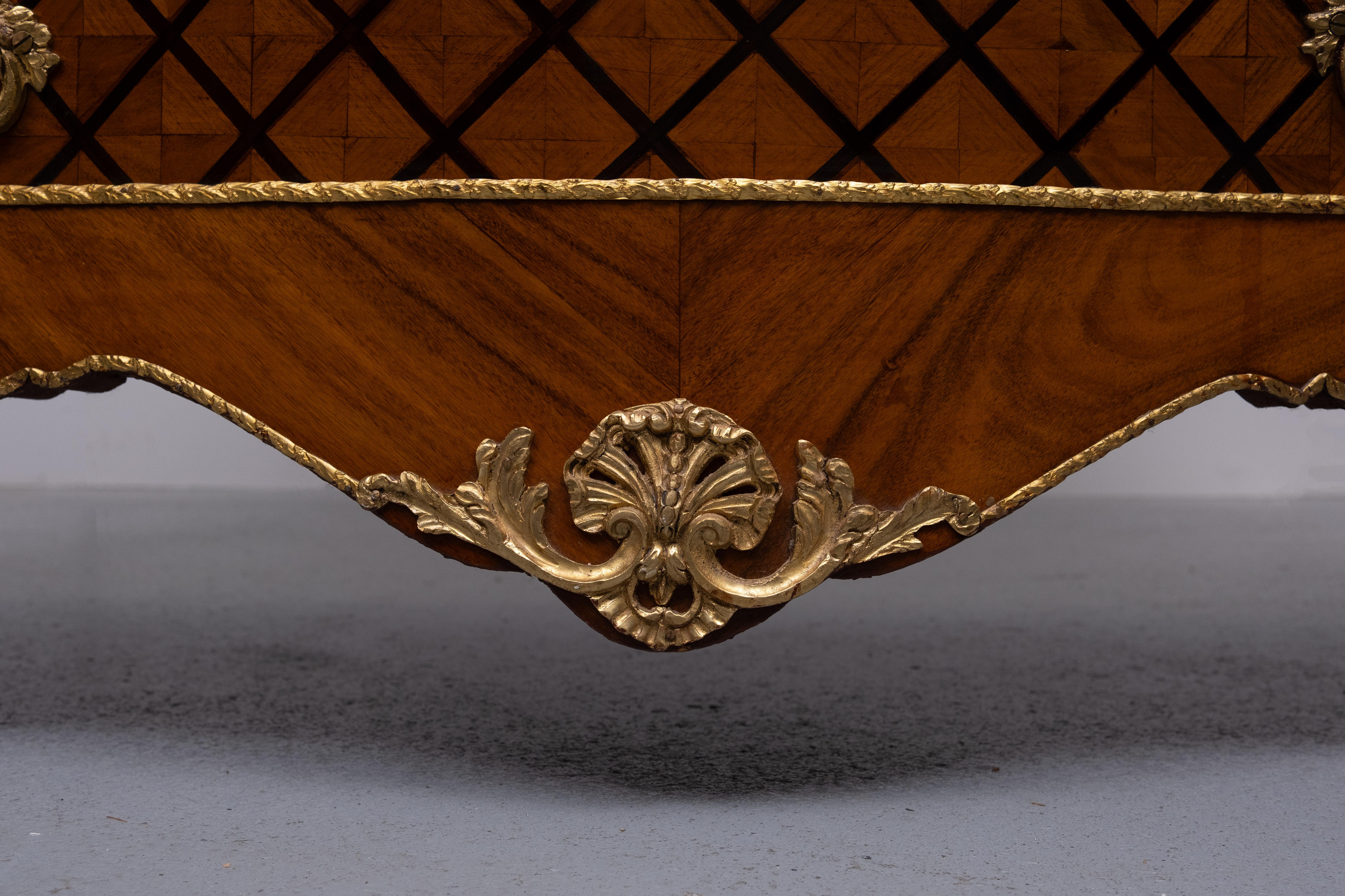 Atemberaubende niederländische Louis XV Schachbrett-Kommode mit Intarsien im Angebot 3