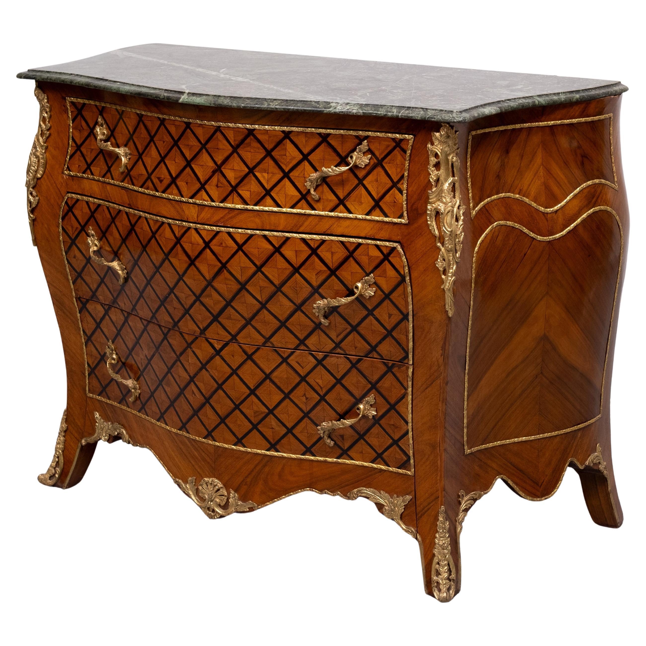Niederländische Kommode aus der zweiten Hälfte des 20. Jahrhunderts. Möbel mit angenehmer Intarsienarbeit und geometrischem Schachbrettmuster in Nussbaum und Ahorn,  Holz und Obstholz im Stil Louis XV. Kommode mit drei Schubladen ausgestattet