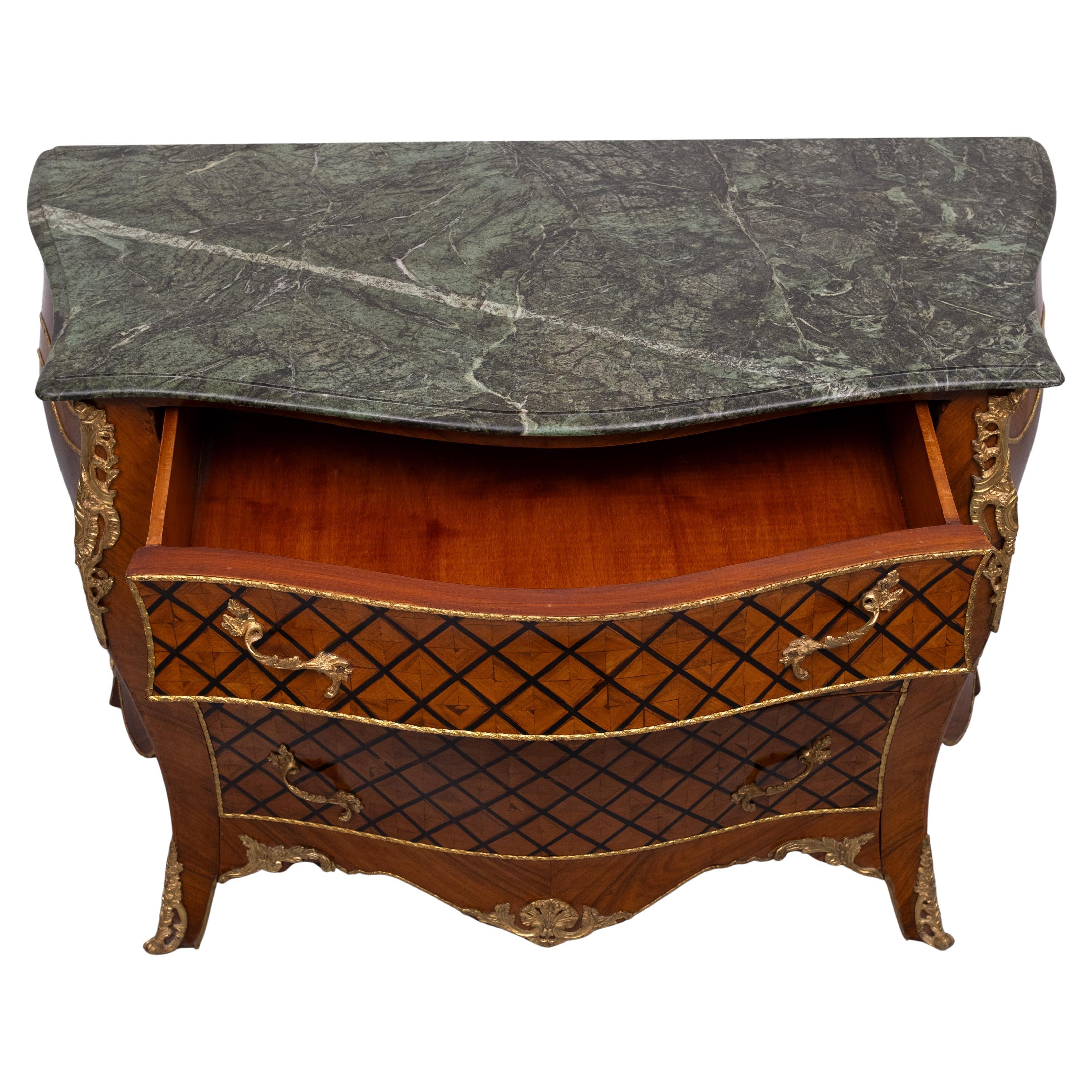 Atemberaubende niederländische Louis XV Schachbrett-Kommode mit Intarsien (Niederländisch) im Angebot
