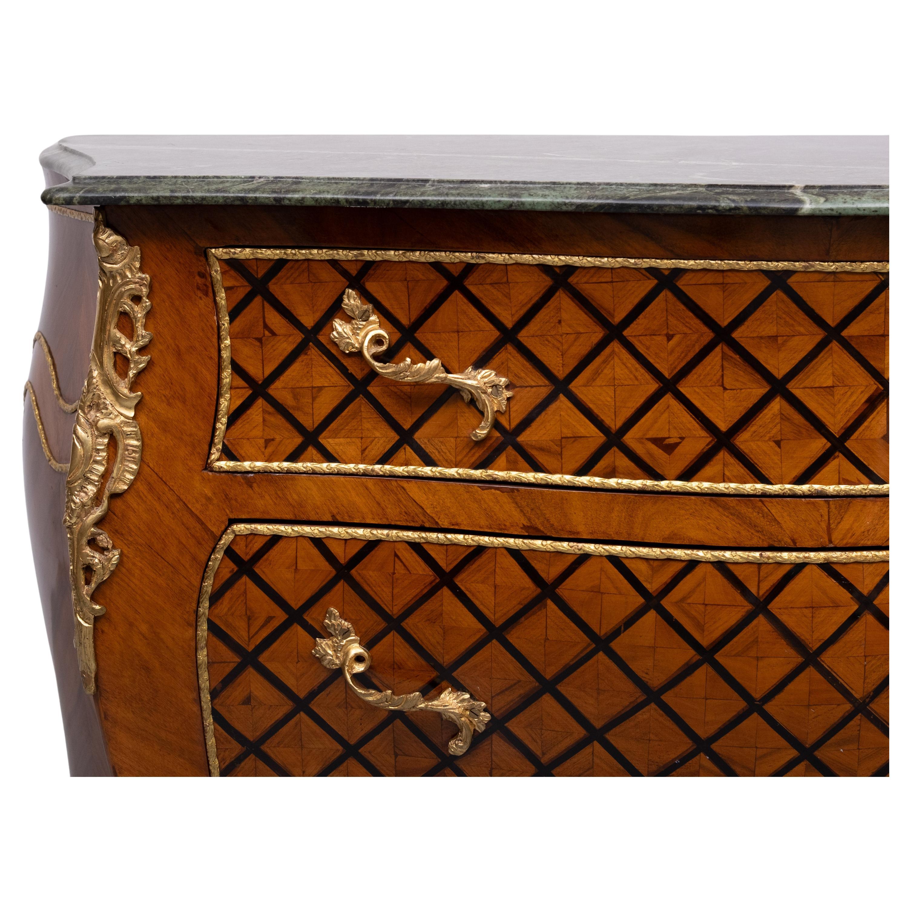 Atemberaubende niederländische Louis XV Schachbrett-Kommode mit Intarsien (Mitte des 20. Jahrhunderts) im Angebot