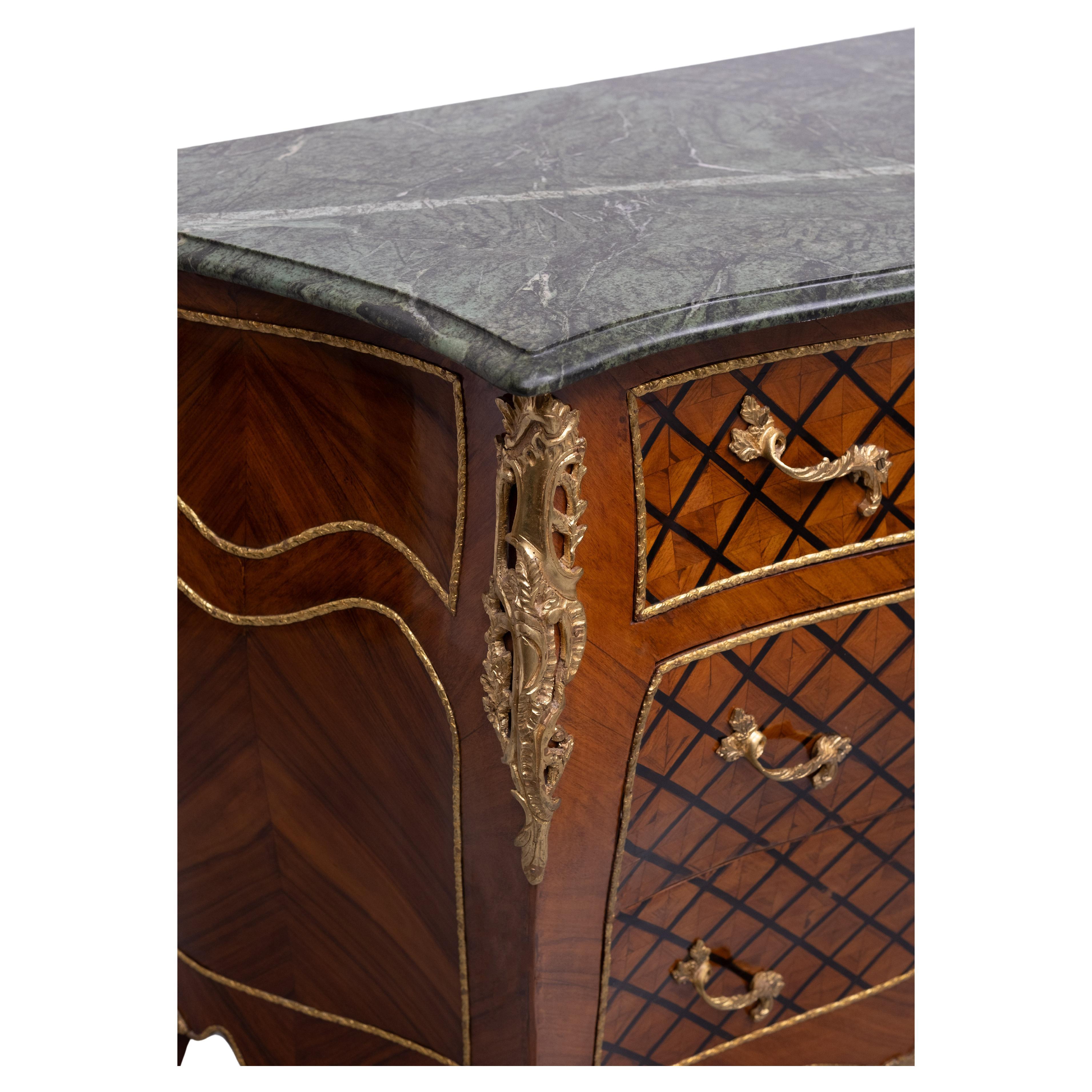 Atemberaubende niederländische Louis XV Schachbrett-Kommode mit Intarsien (Marmor) im Angebot