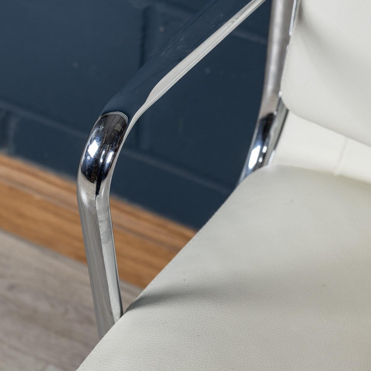 Superbe chaise Eames en cuir « Blanche neige » de Vitra EA217 en vente 3