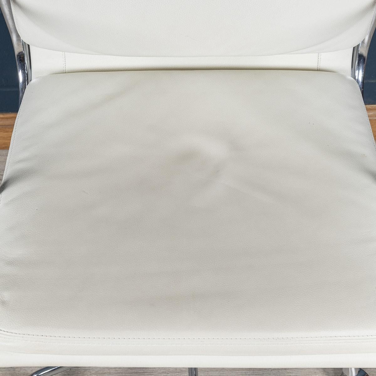 Superbe chaise Eames en cuir « Blanche neige » de Vitra EA217 en vente 3