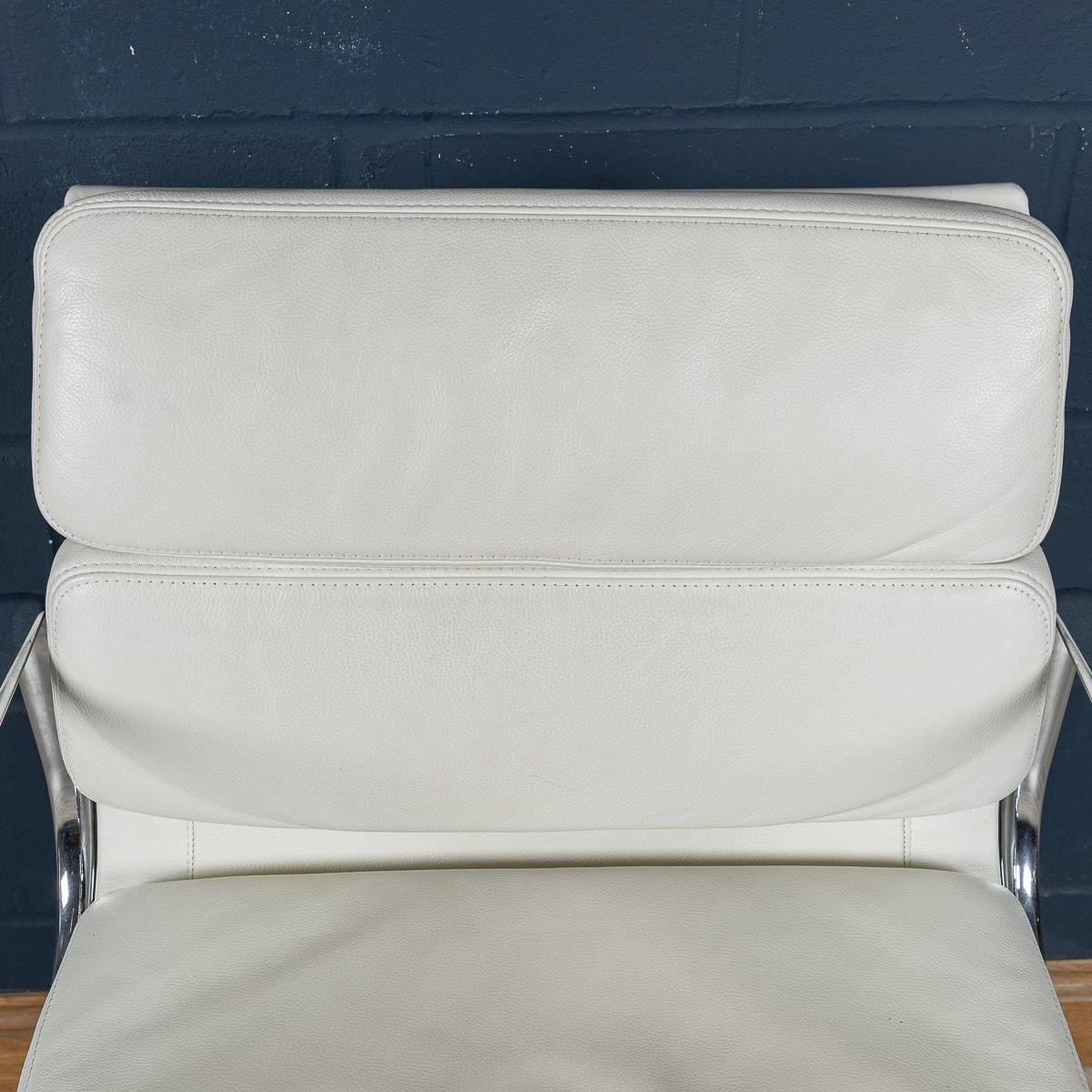 Atemberaubender EA217 Eames-Stuhl aus „Weißem Schnee“-Leder von Vitra im Angebot 5