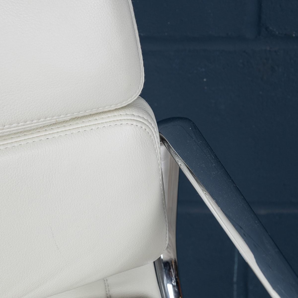 Atemberaubender EA217 Eames-Stuhl aus „Weißem Schnee“-Leder von Vitra im Angebot 5