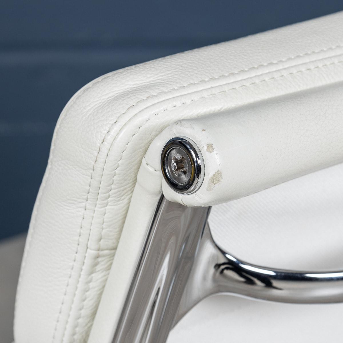Superbe chaise Eames en cuir « Blanche neige » de Vitra EA217 en vente 5