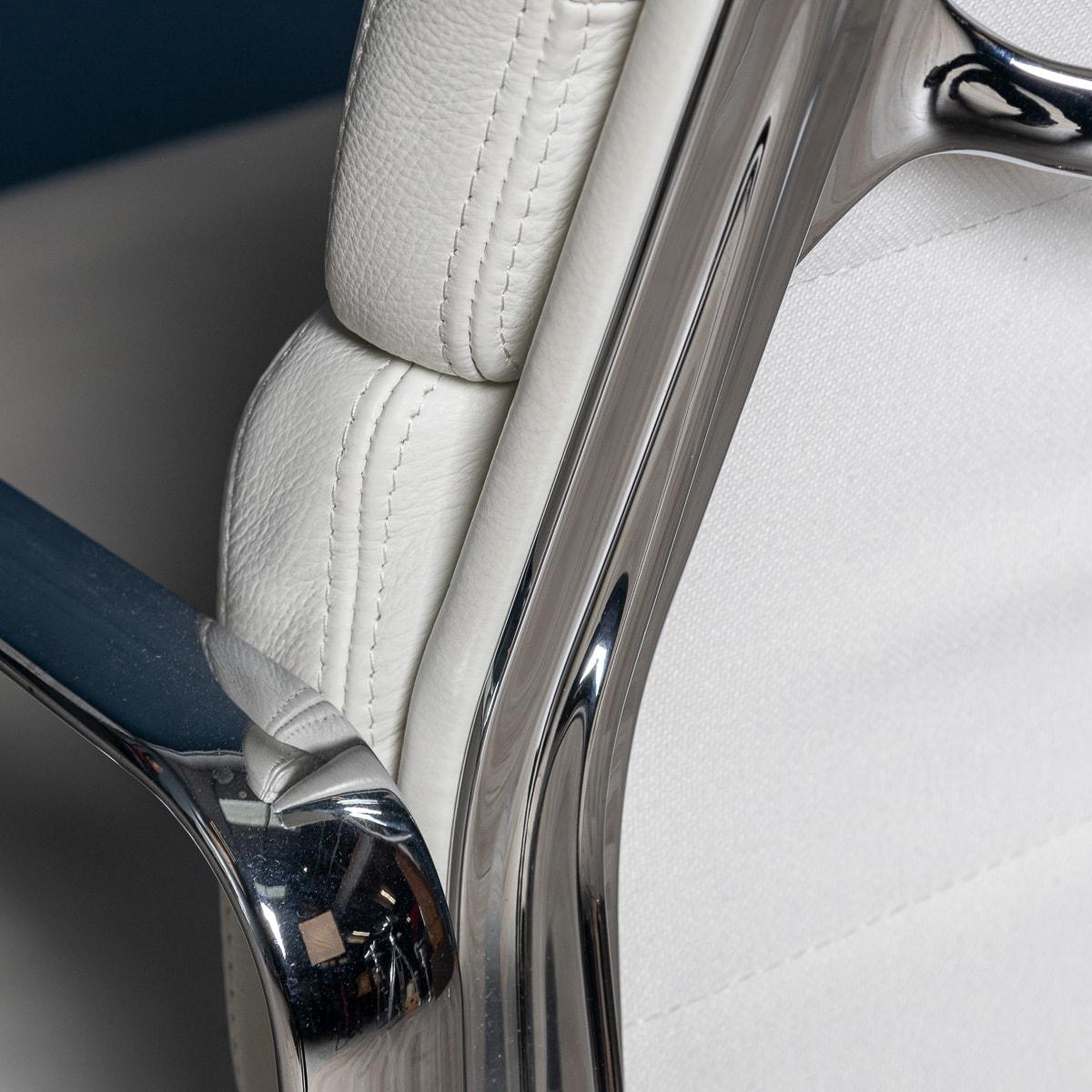 Superbe chaise Eames en cuir « Blanche neige » de Vitra EA217 en vente 6
