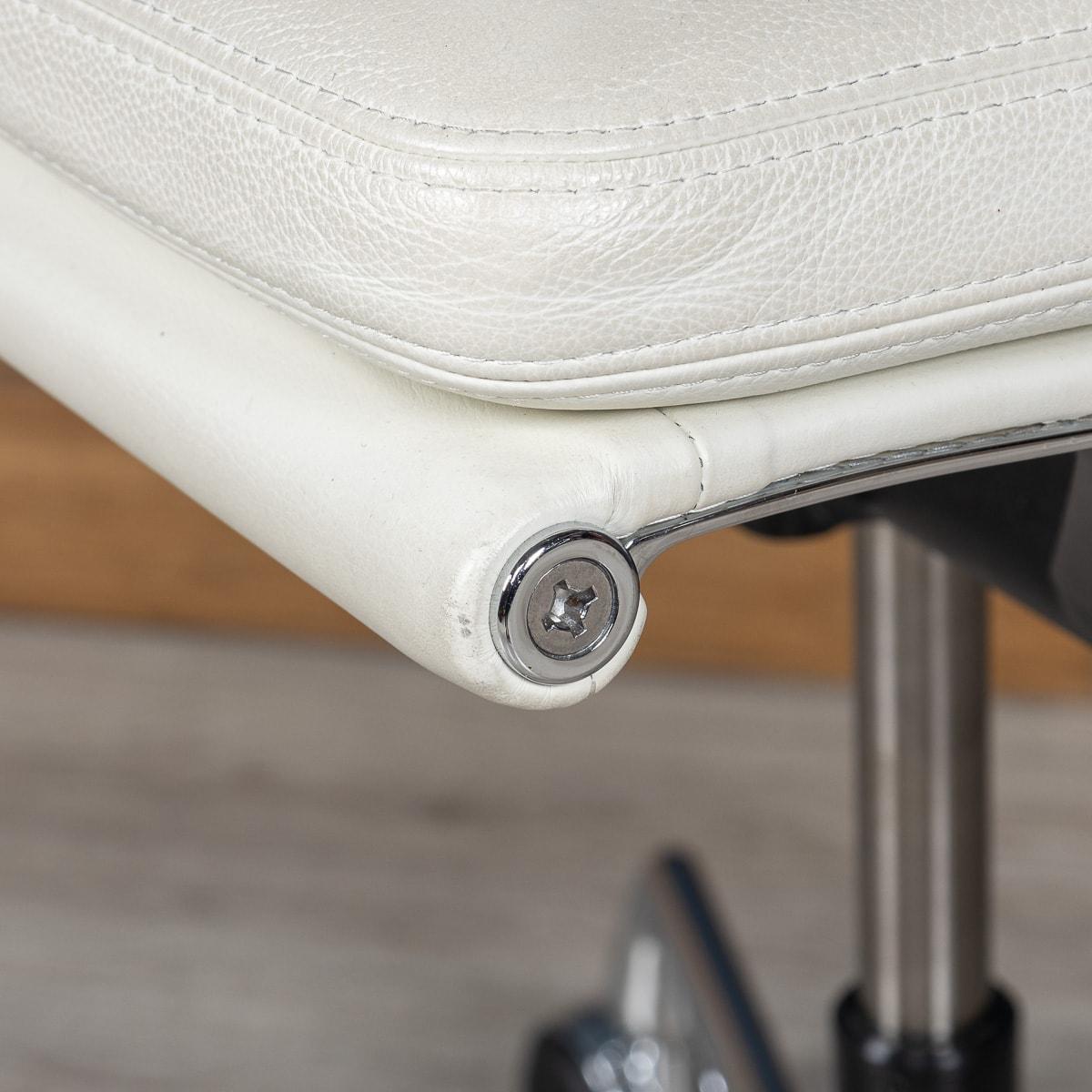Atemberaubender EA217 Eames-Stuhl aus „Weißem Schnee“-Leder von Vitra im Angebot 7