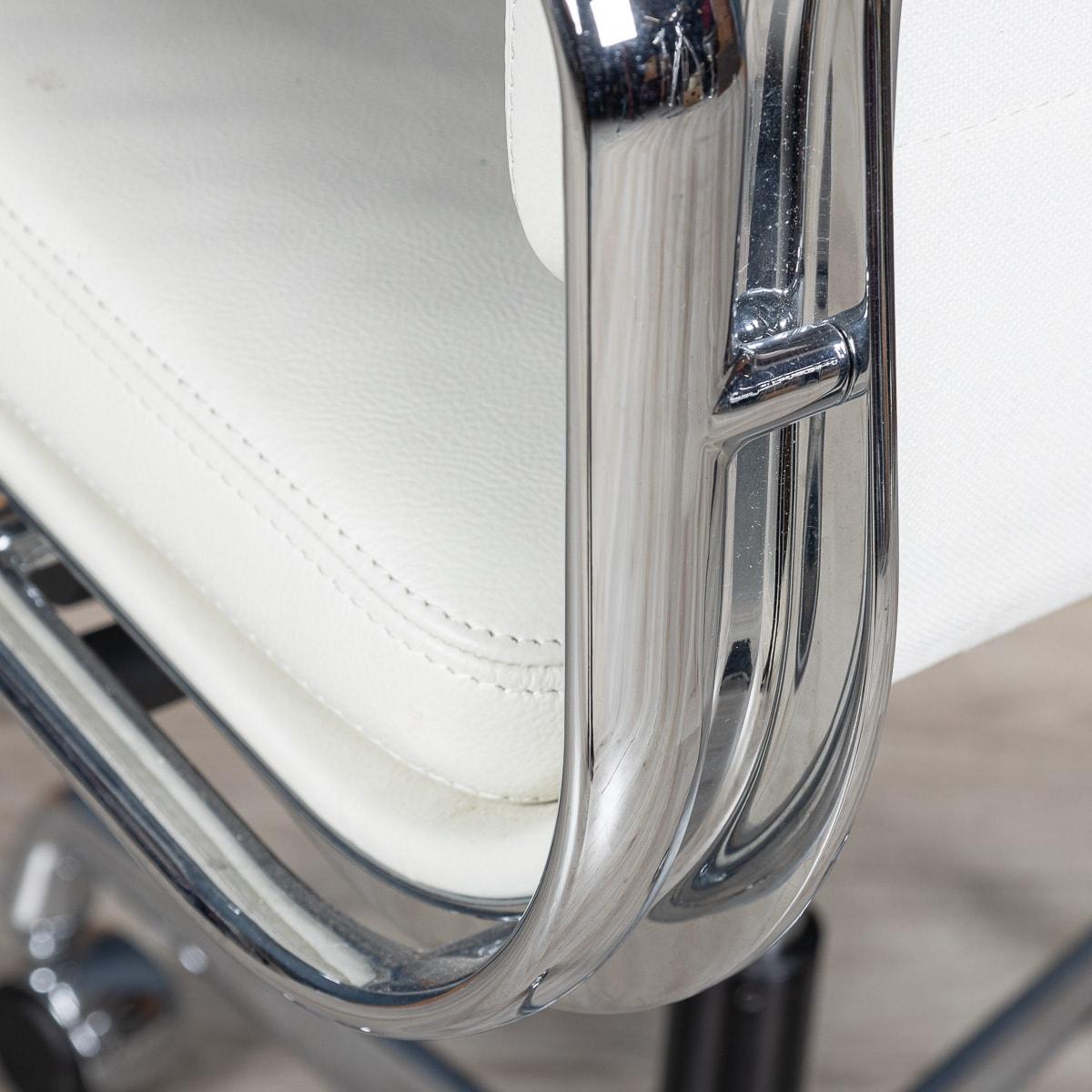 Superbe chaise Eames en cuir « Blanche neige » de Vitra EA217 en vente 7