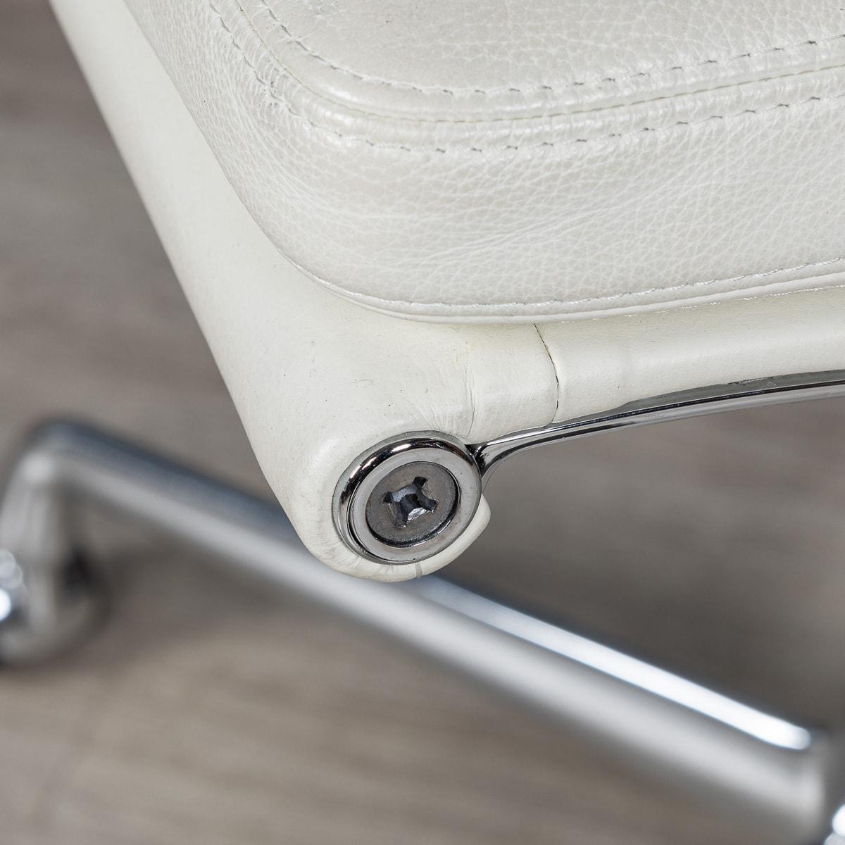 Atemberaubender EA217 Eames-Stuhl aus „Weißem Schnee“-Leder von Vitra im Angebot 8