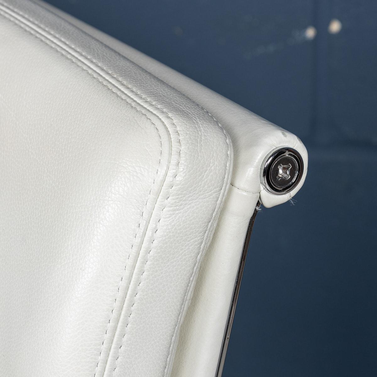 Atemberaubender EA217 Eames-Stuhl aus „Weißem Schnee“-Leder von Vitra im Angebot 9