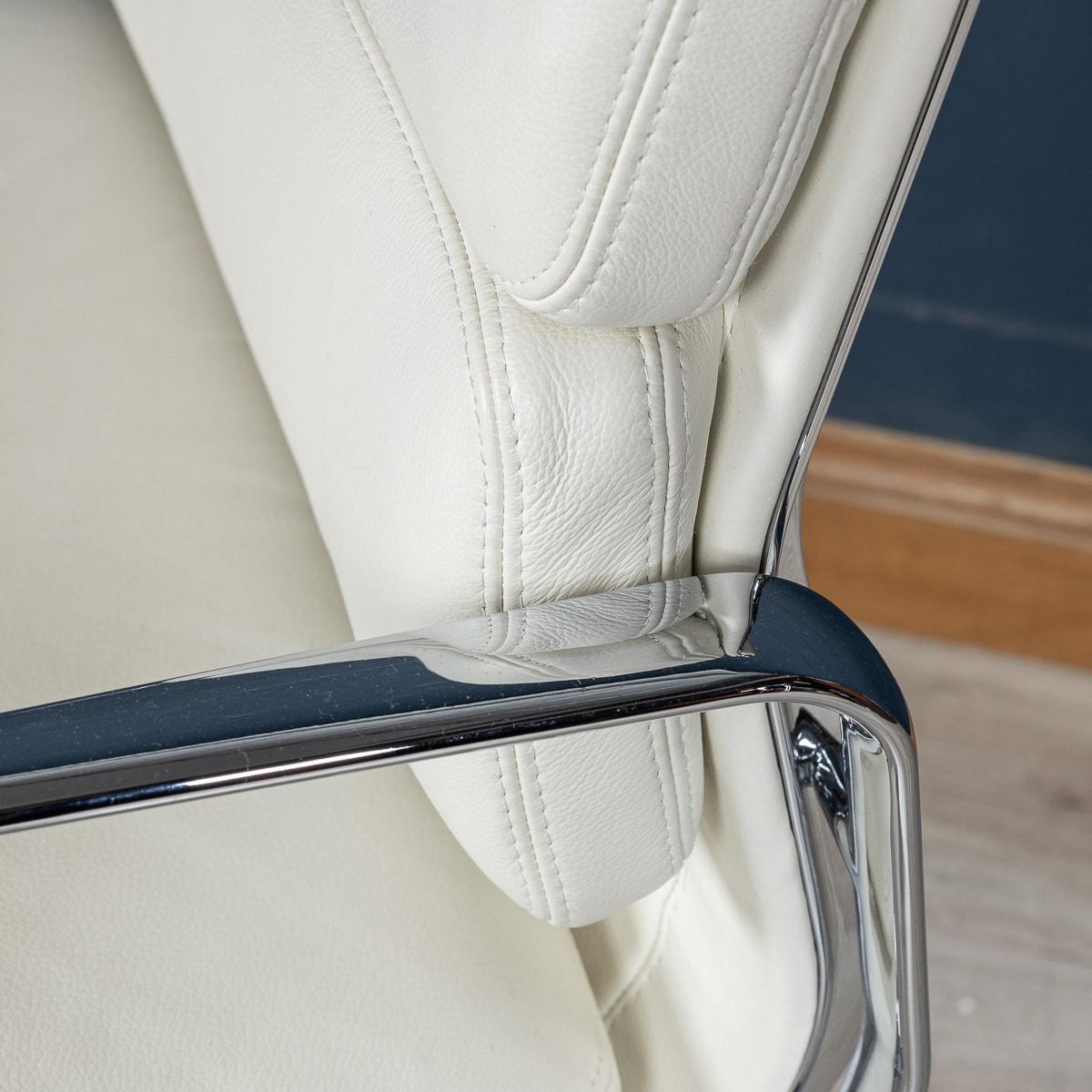 Atemberaubender EA217 Eames-Stuhl aus „Weißem Schnee“-Leder von Vitra im Angebot 9
