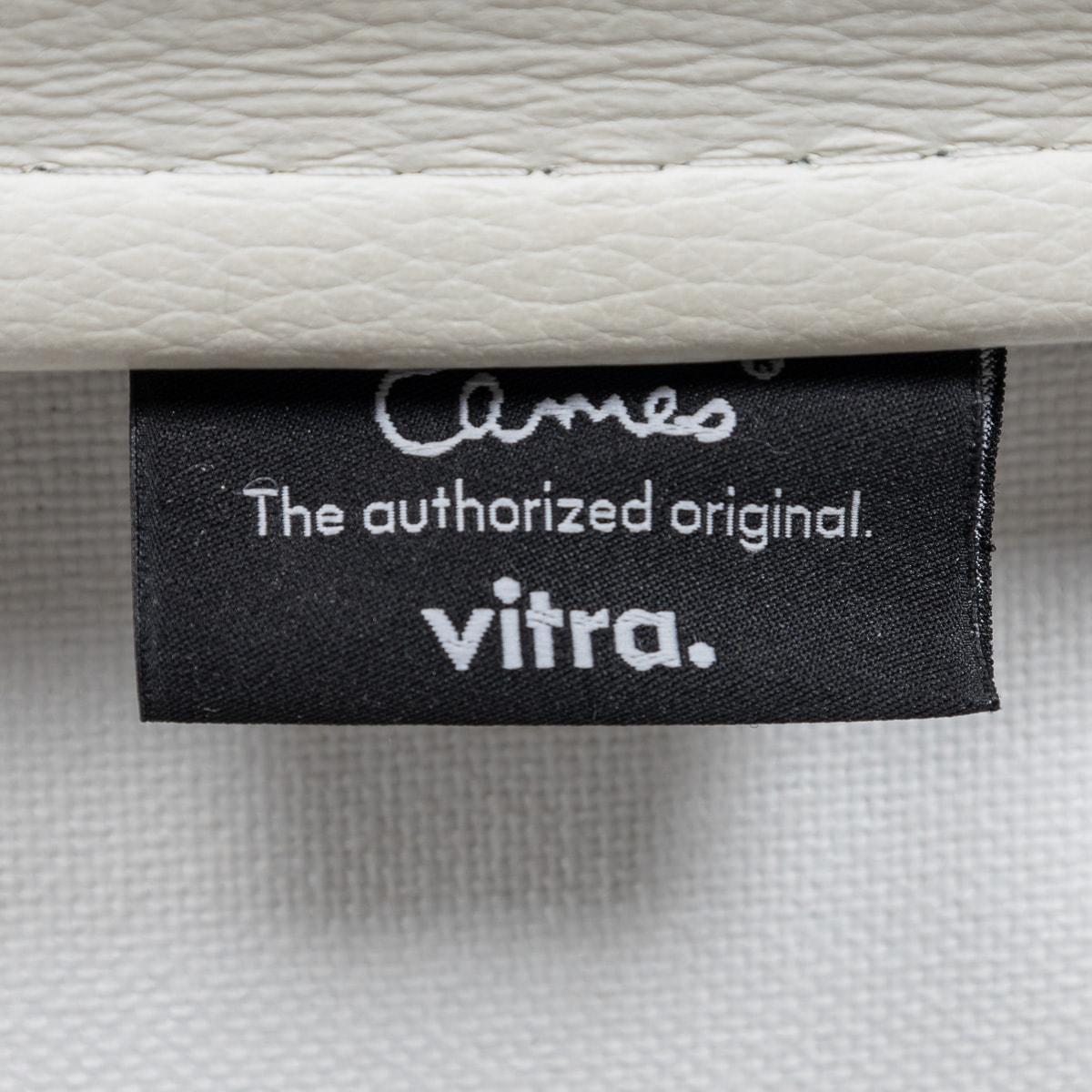 Superbe chaise Eames en cuir « Blanche neige » de Vitra EA217 en vente 11