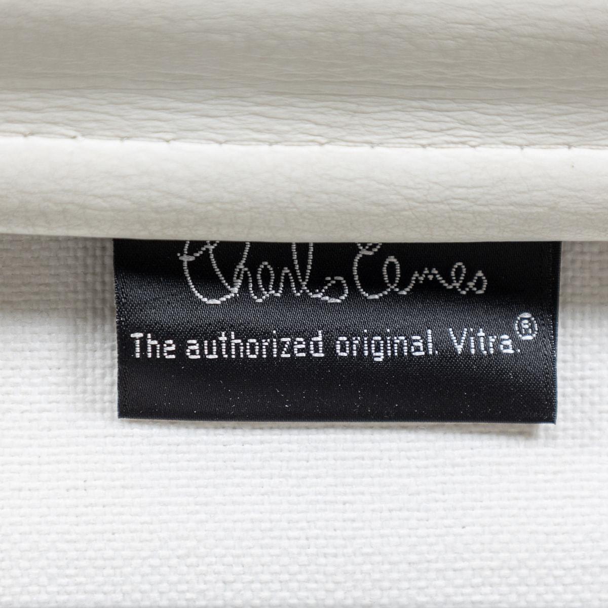 Atemberaubender EA217 Eames-Stuhl aus „Weißem Schnee“-Leder von Vitra im Angebot 11