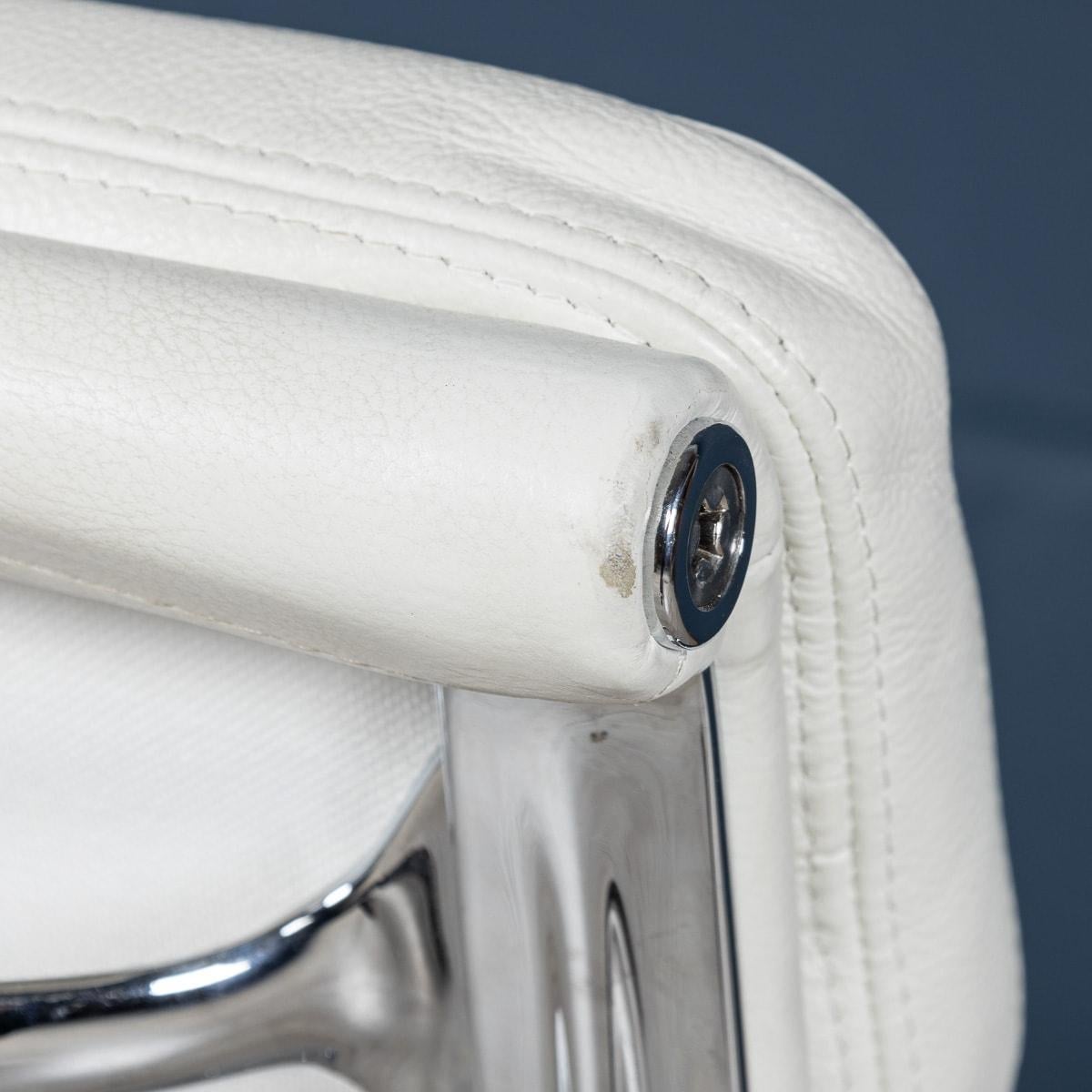 Atemberaubender EA217 Eames-Stuhl aus „Weißem Schnee“-Leder von Vitra im Angebot 12