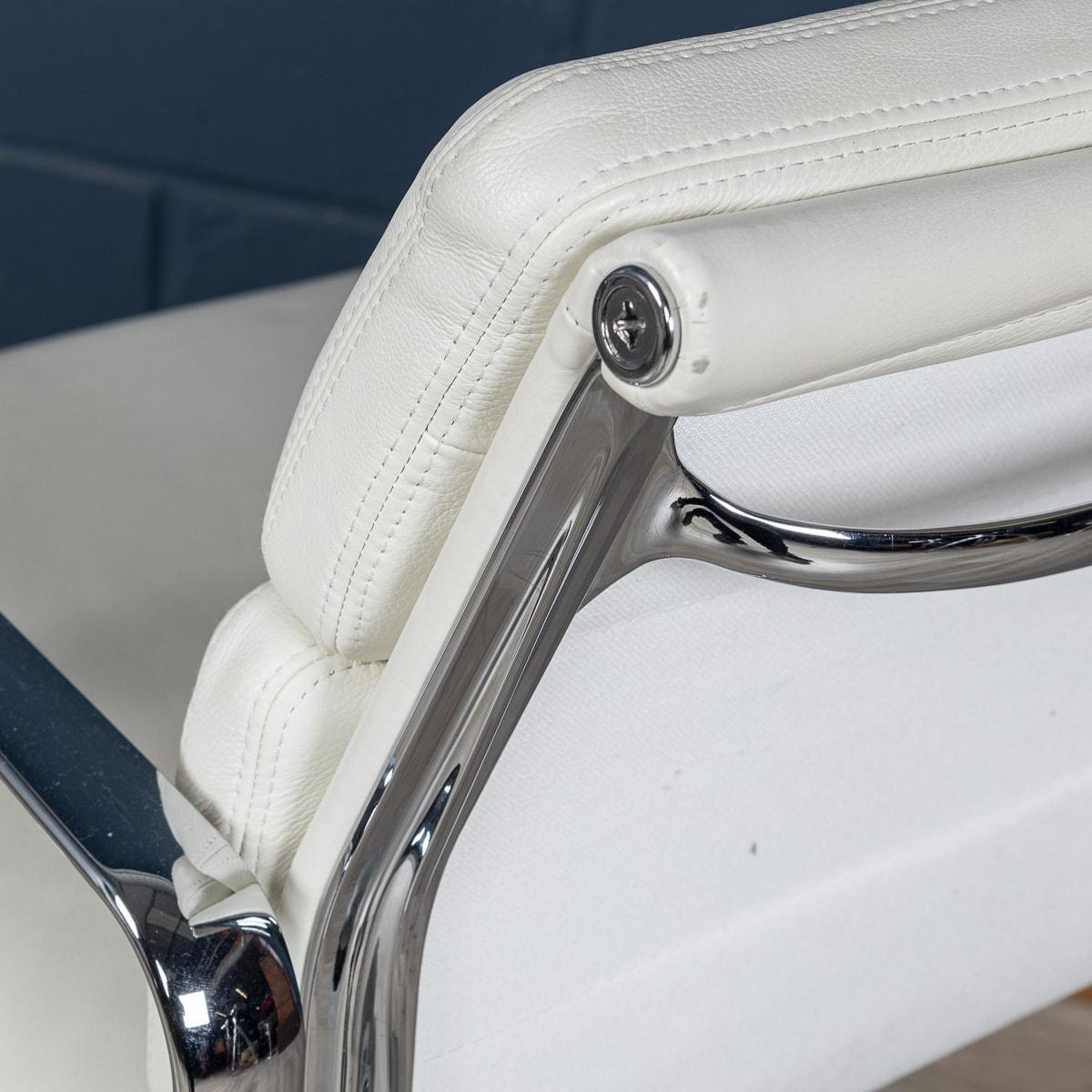 Superbe chaise Eames en cuir « Blanche neige » de Vitra EA217 en vente 12