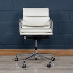 Superbe chaise Eames en cuir « Blanche neige » de Vitra EA217