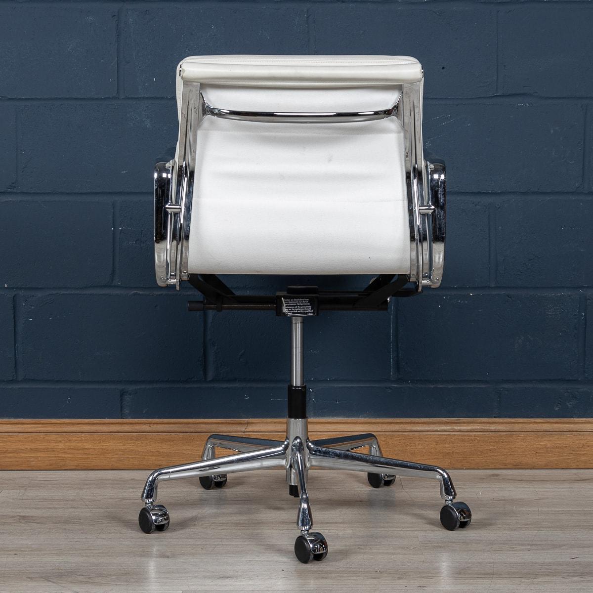 Atemberaubender EA217 Eames-Stuhl aus „Weißem Schnee“-Leder von Vitra (Sonstiges) im Angebot