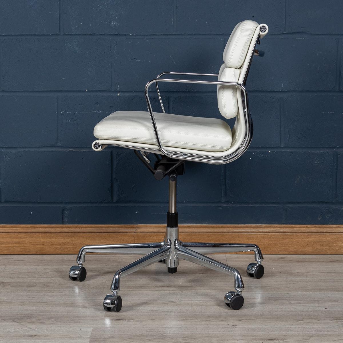 Autre Superbe chaise Eames en cuir « Blanche neige » de Vitra EA217 en vente